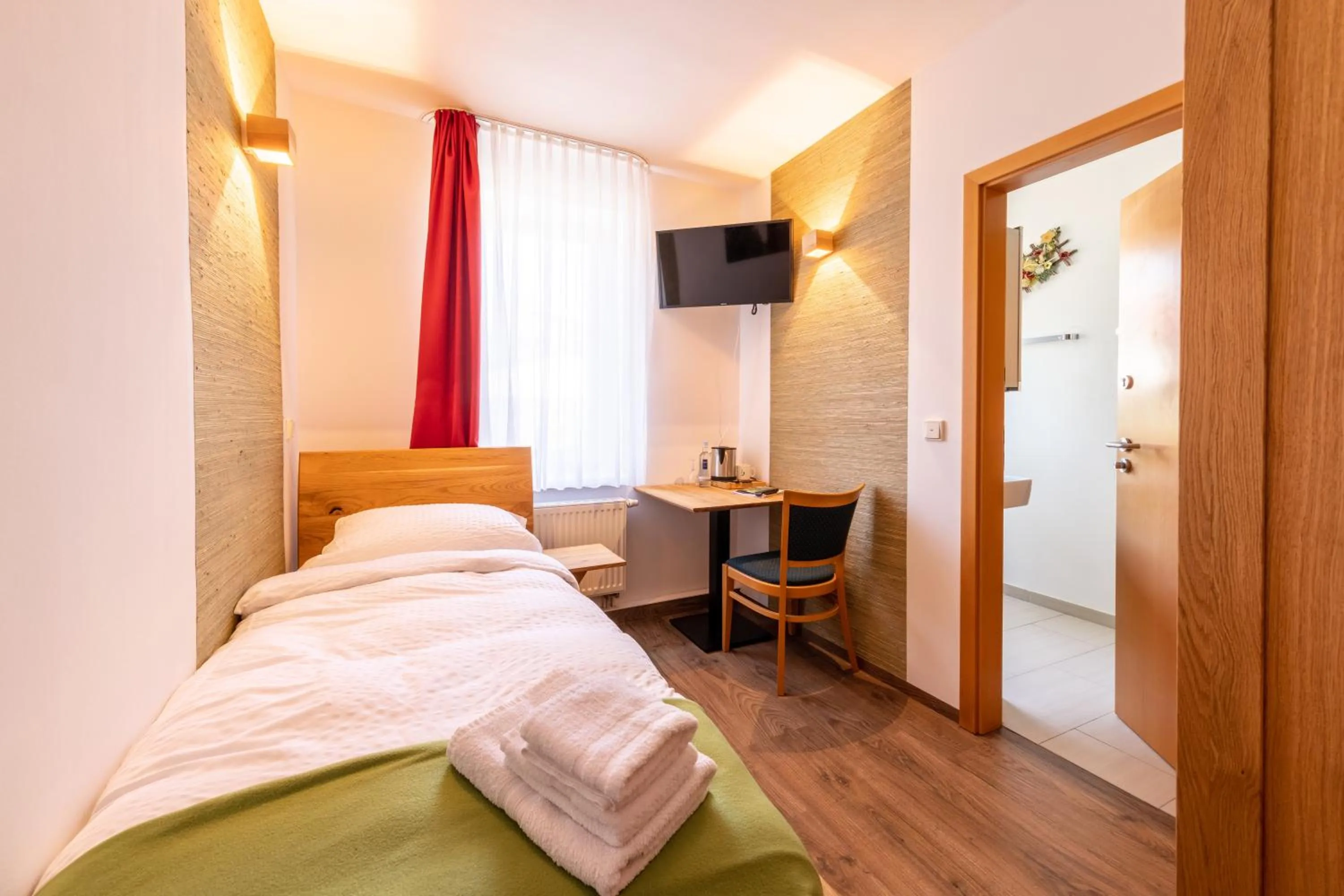 Staff, Bed in Forsthaus Thiemsburg im Nationalpark Hainich