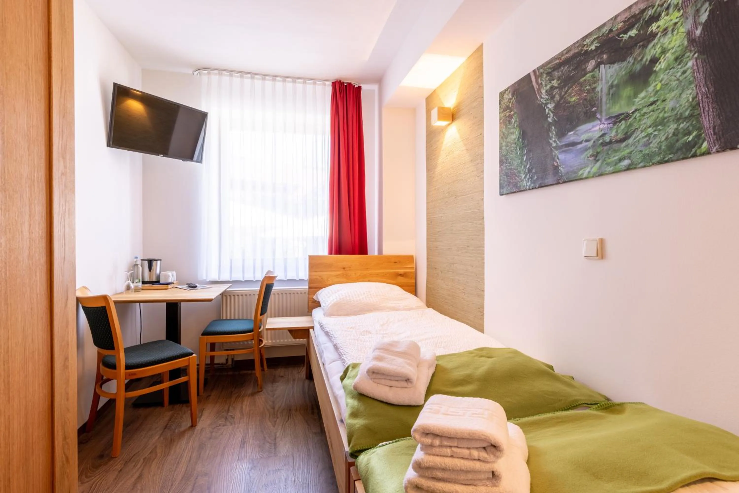 Staff, Bed in Forsthaus Thiemsburg im Nationalpark Hainich