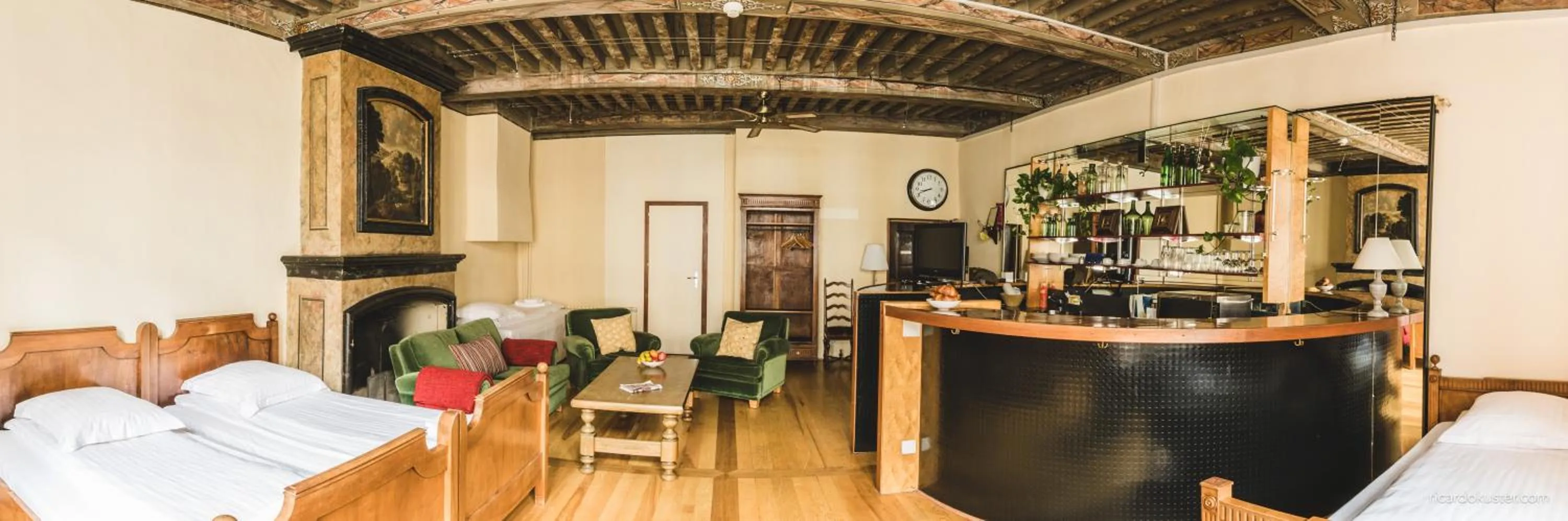 Bedroom in Aux chambres du Banneret