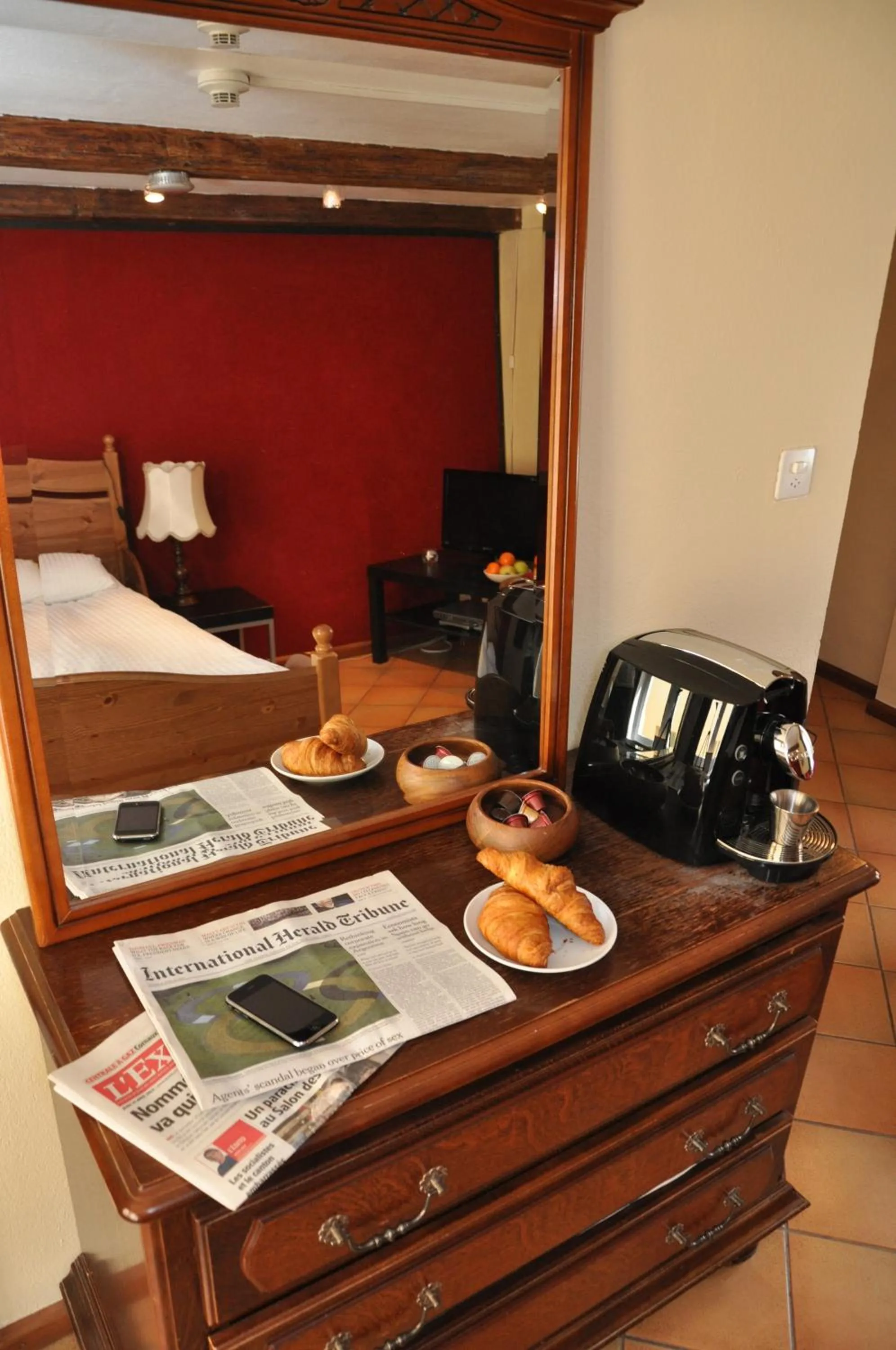 Coffee/tea facilities, Bed in Aux chambres du Banneret