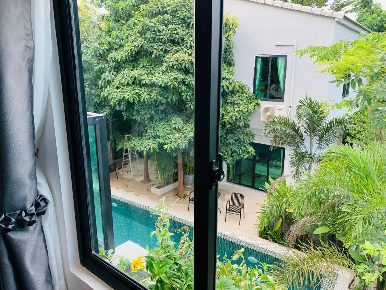 Pool view in Raing Phnom Bungalow