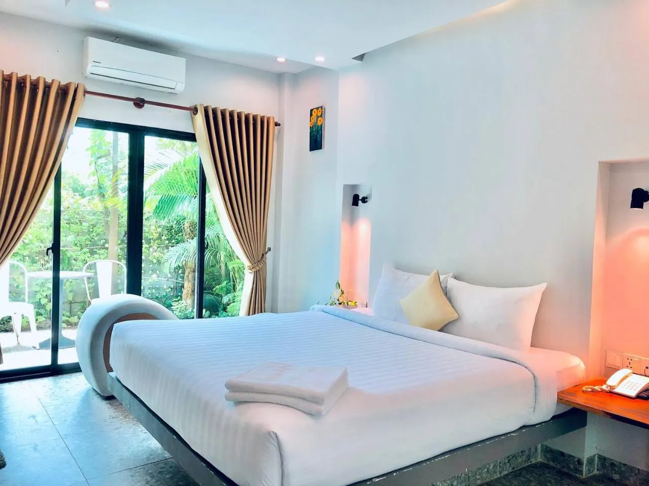 Bed in Raing Phnom Bungalow