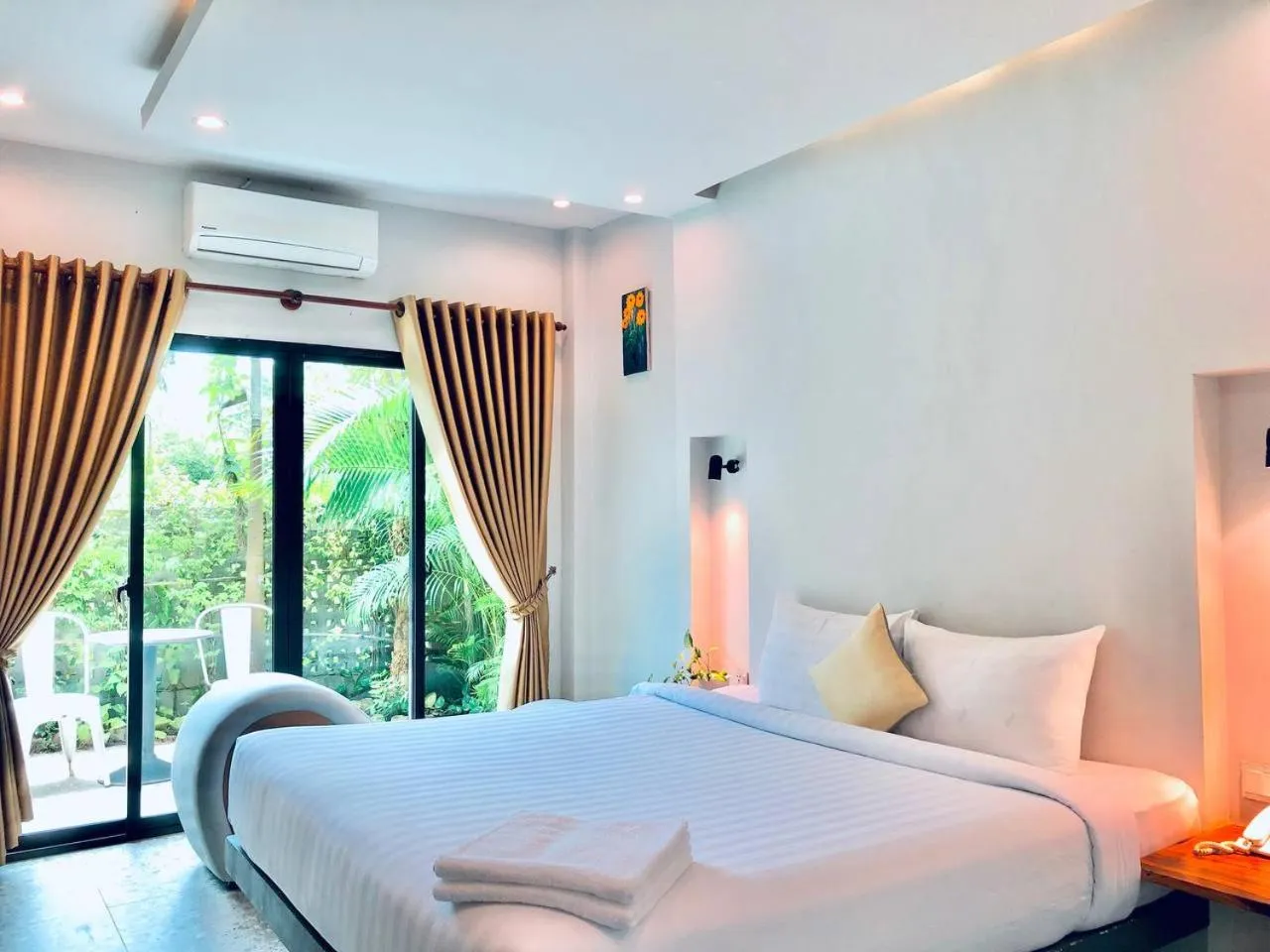 Bed in Raing Phnom Bungalow