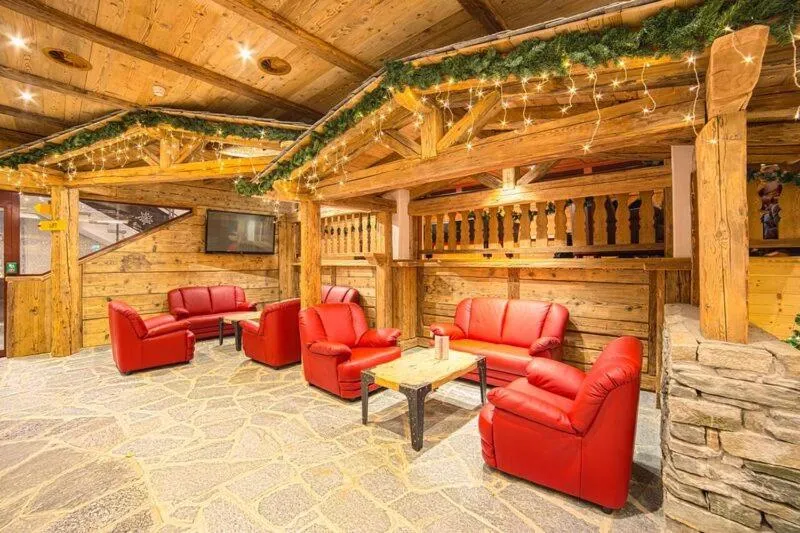 Communal lounge/ TV room in Hotel Central Résidence