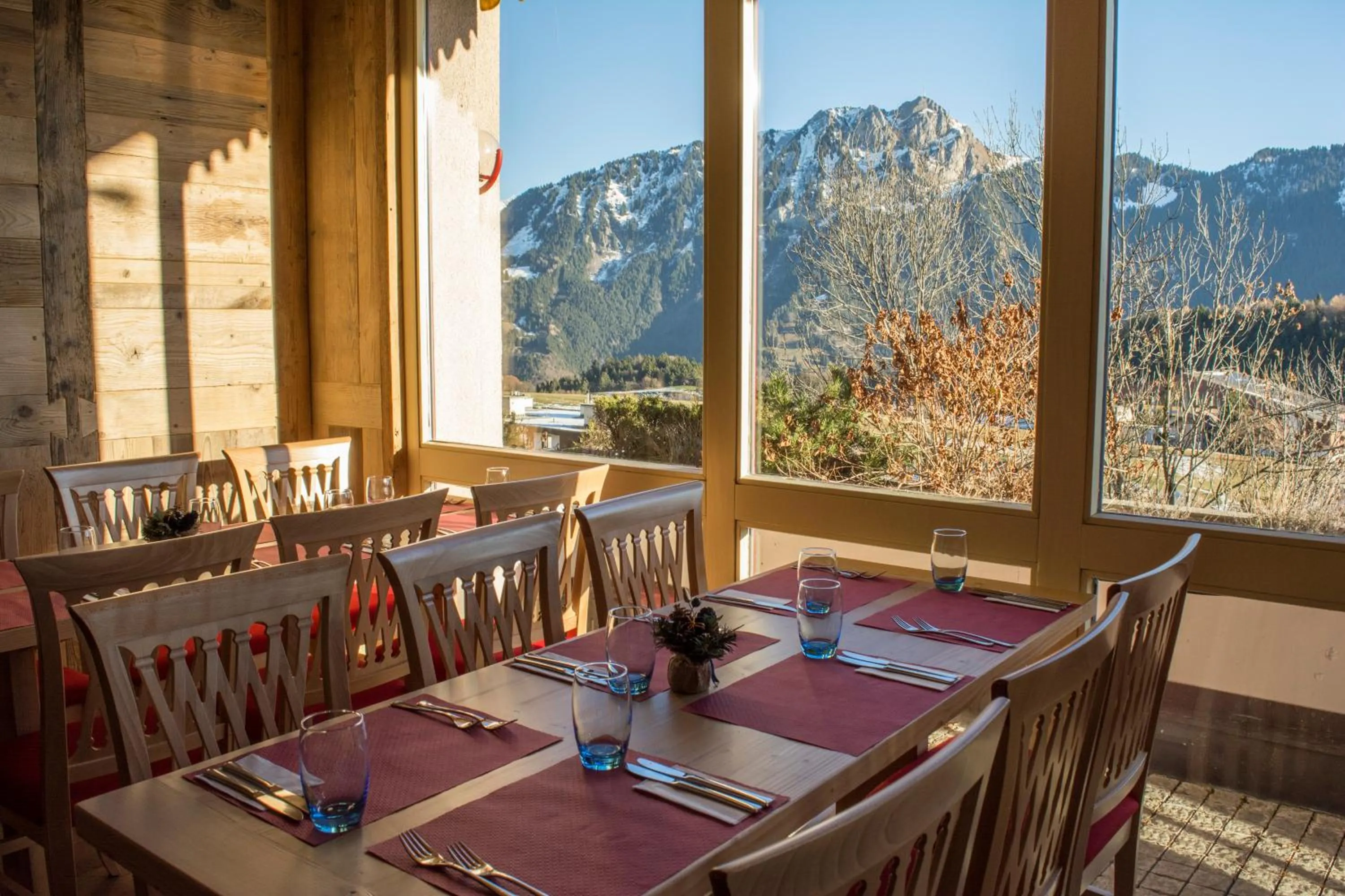 Restaurant/places to eat in Alpine Classic Hotel