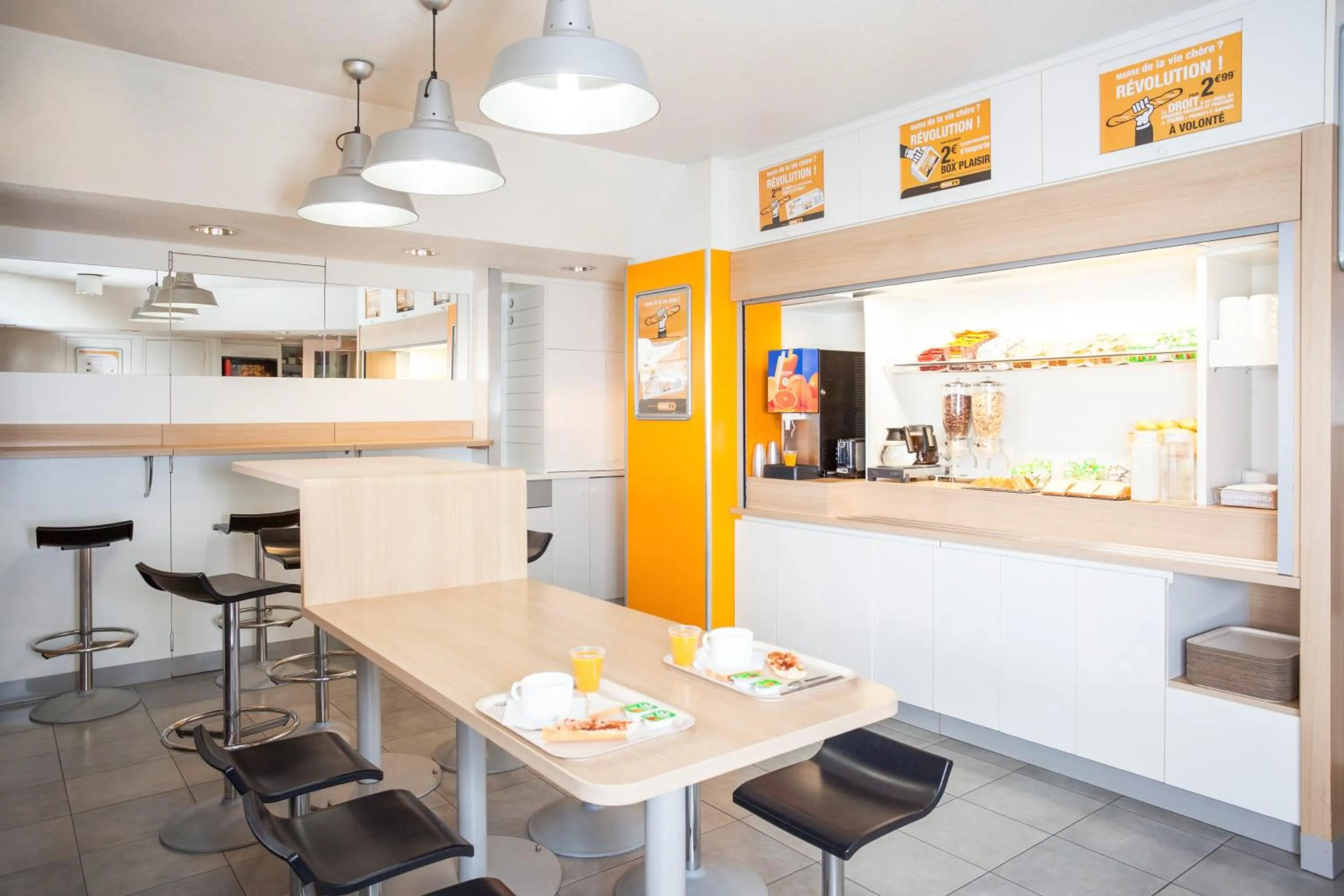 Restaurant/places to eat in Unisotel Montauban EX F1