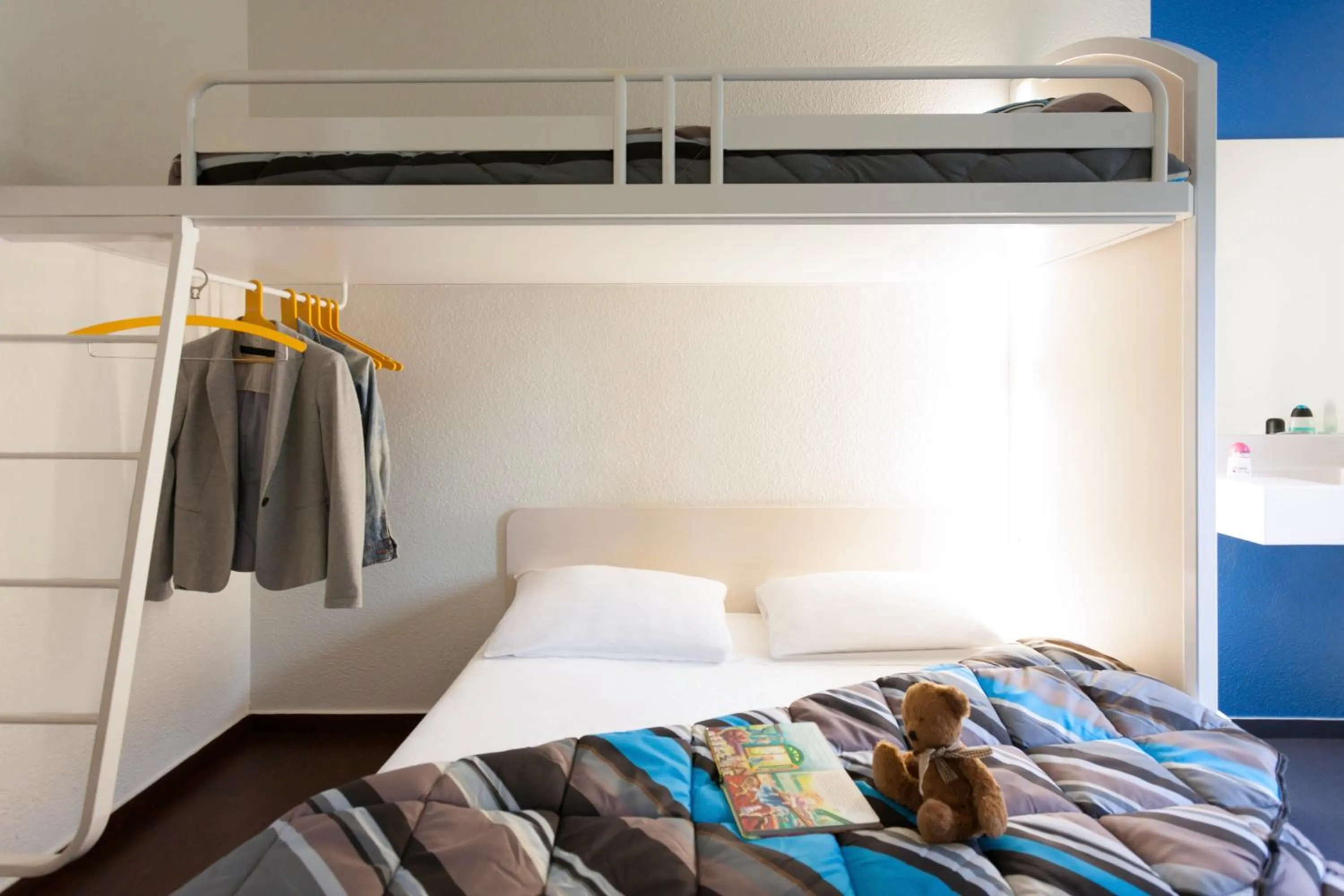 bunk bed, Bed in Unisotel Montauban EX F1