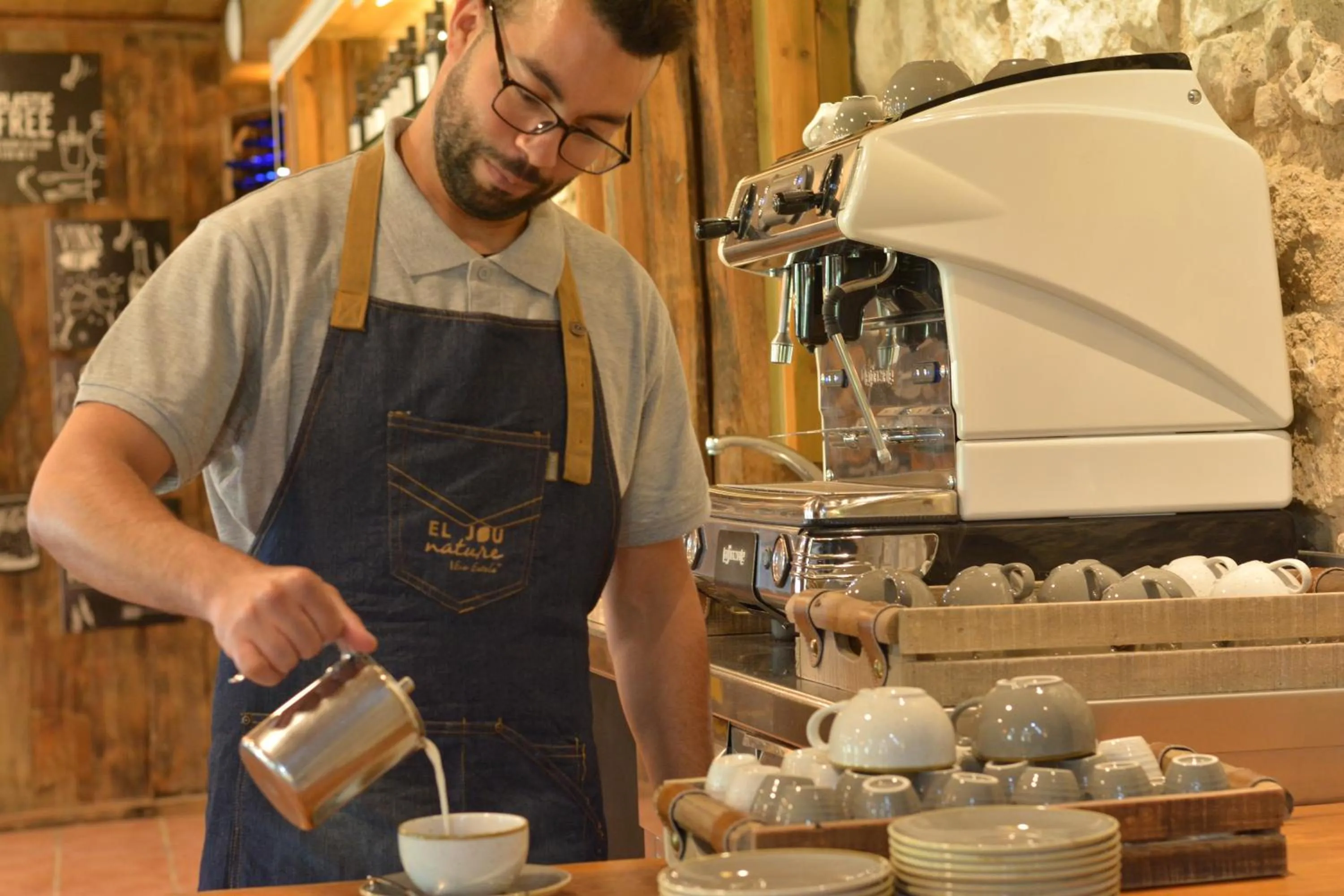 Restaurant/places to eat in El Jou Nature