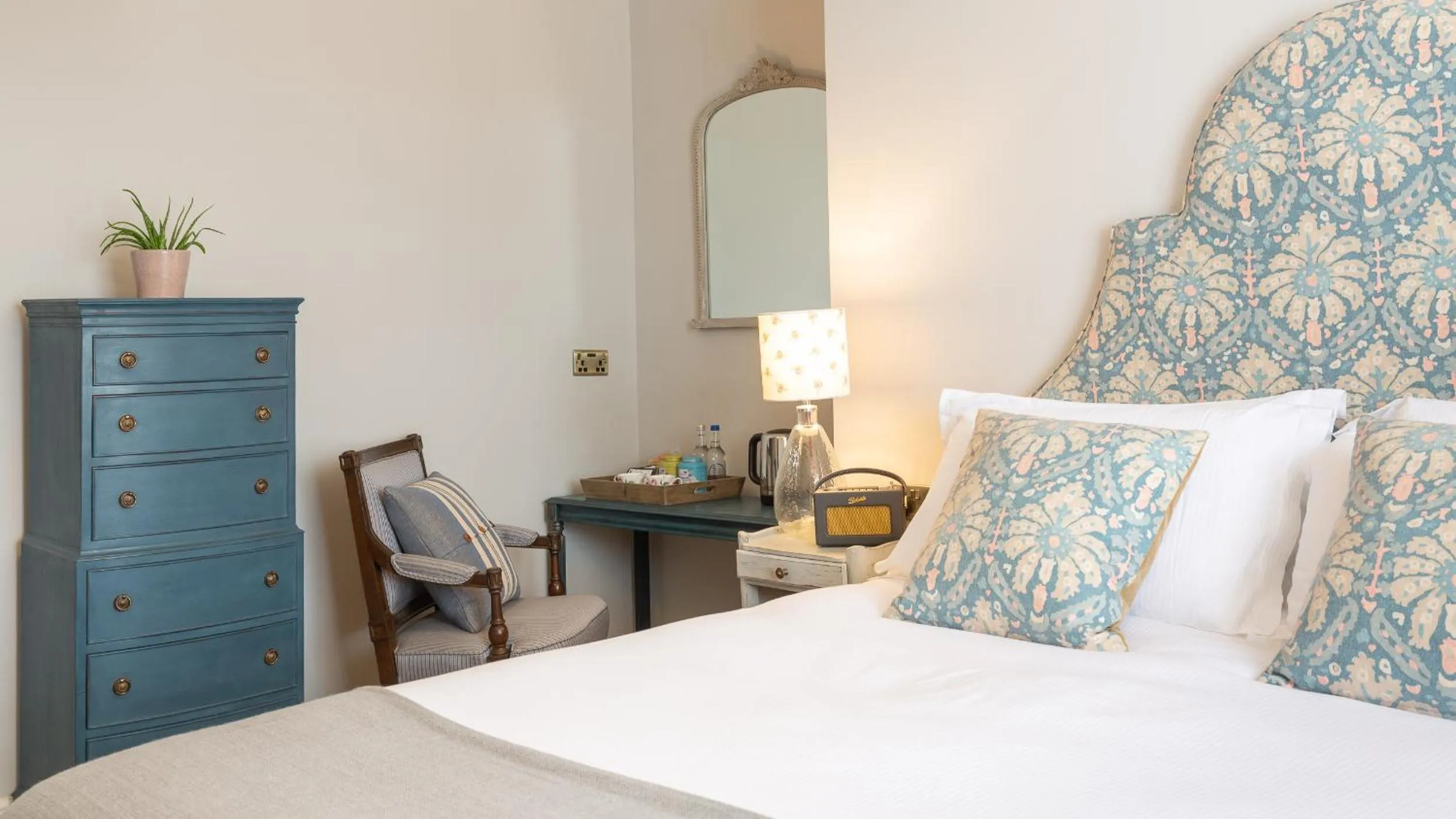 Photo of the whole room, Bed in The Bear Hotel