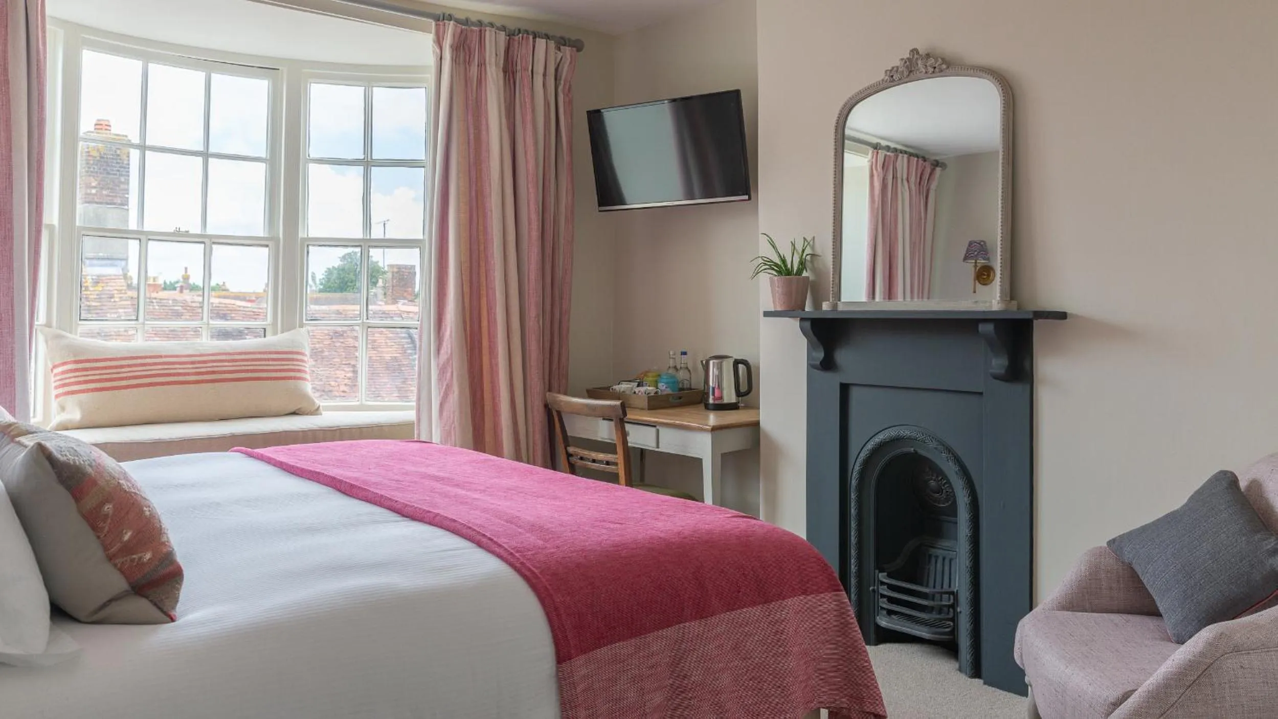 Photo of the whole room, Bed in The Bear Hotel