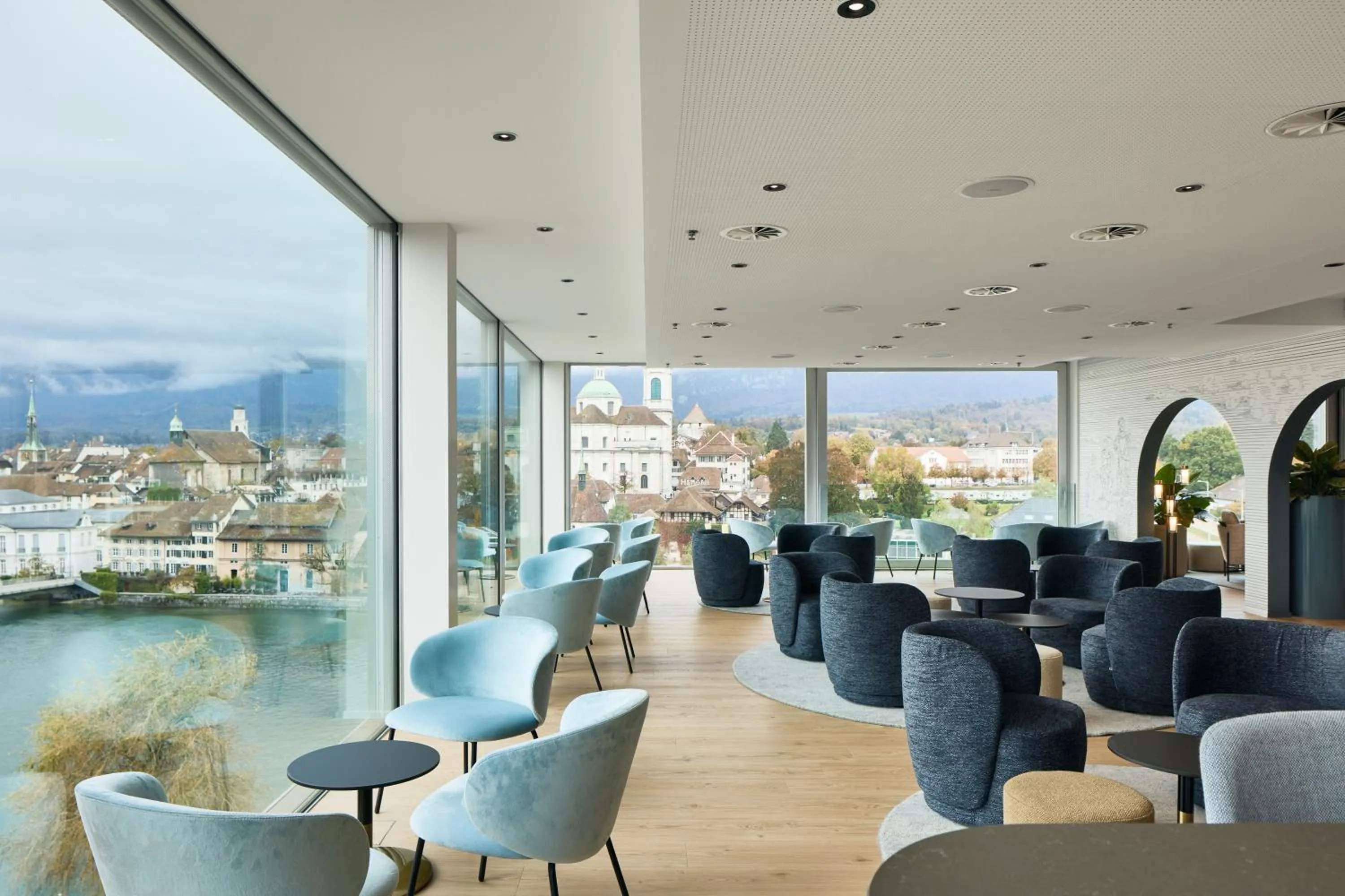 Lounge or bar in H4 Hotel Solothurn