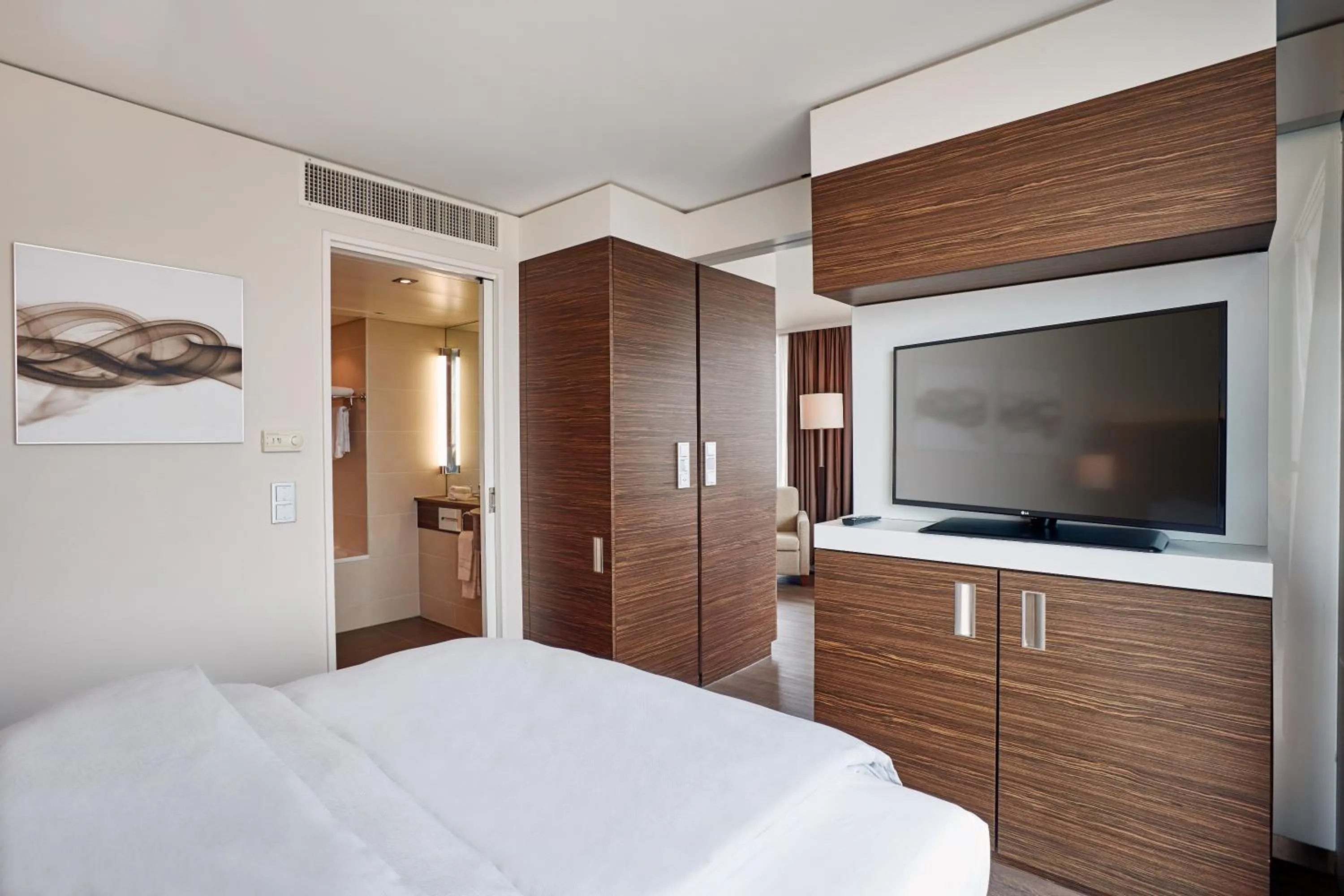 TV and multimedia, Bed in H4 Hotel Solothurn