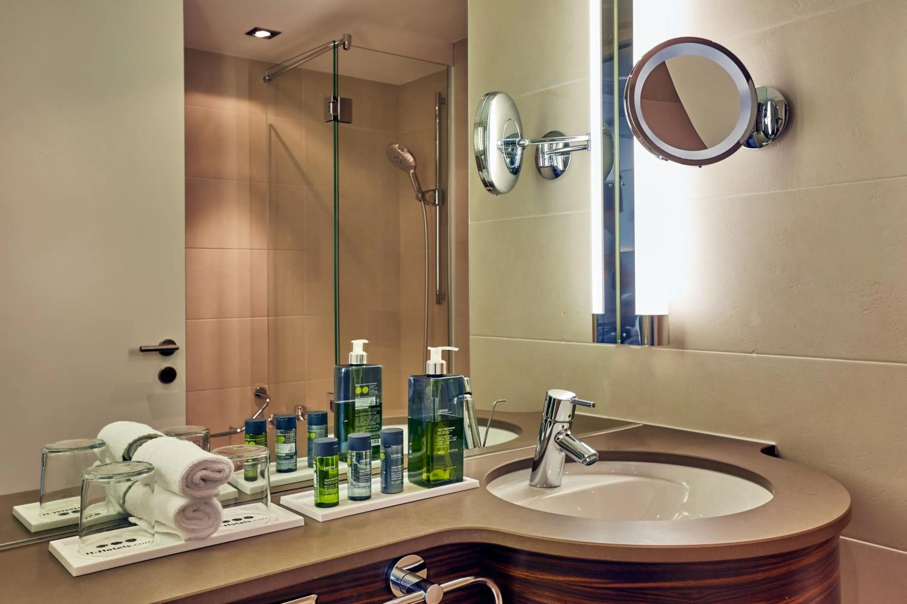 Shower in H4 Hotel Solothurn