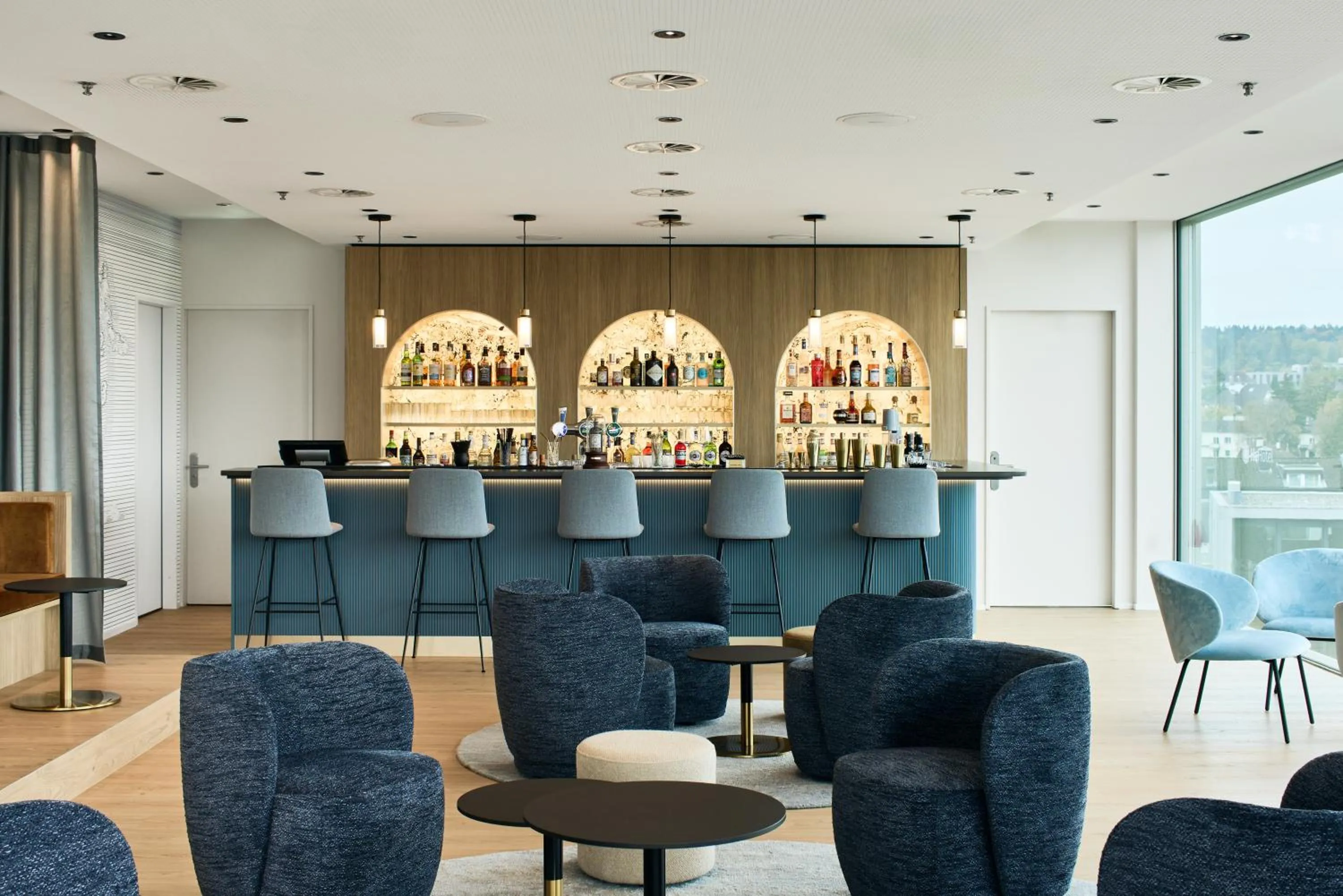 Lounge or bar in H4 Hotel Solothurn