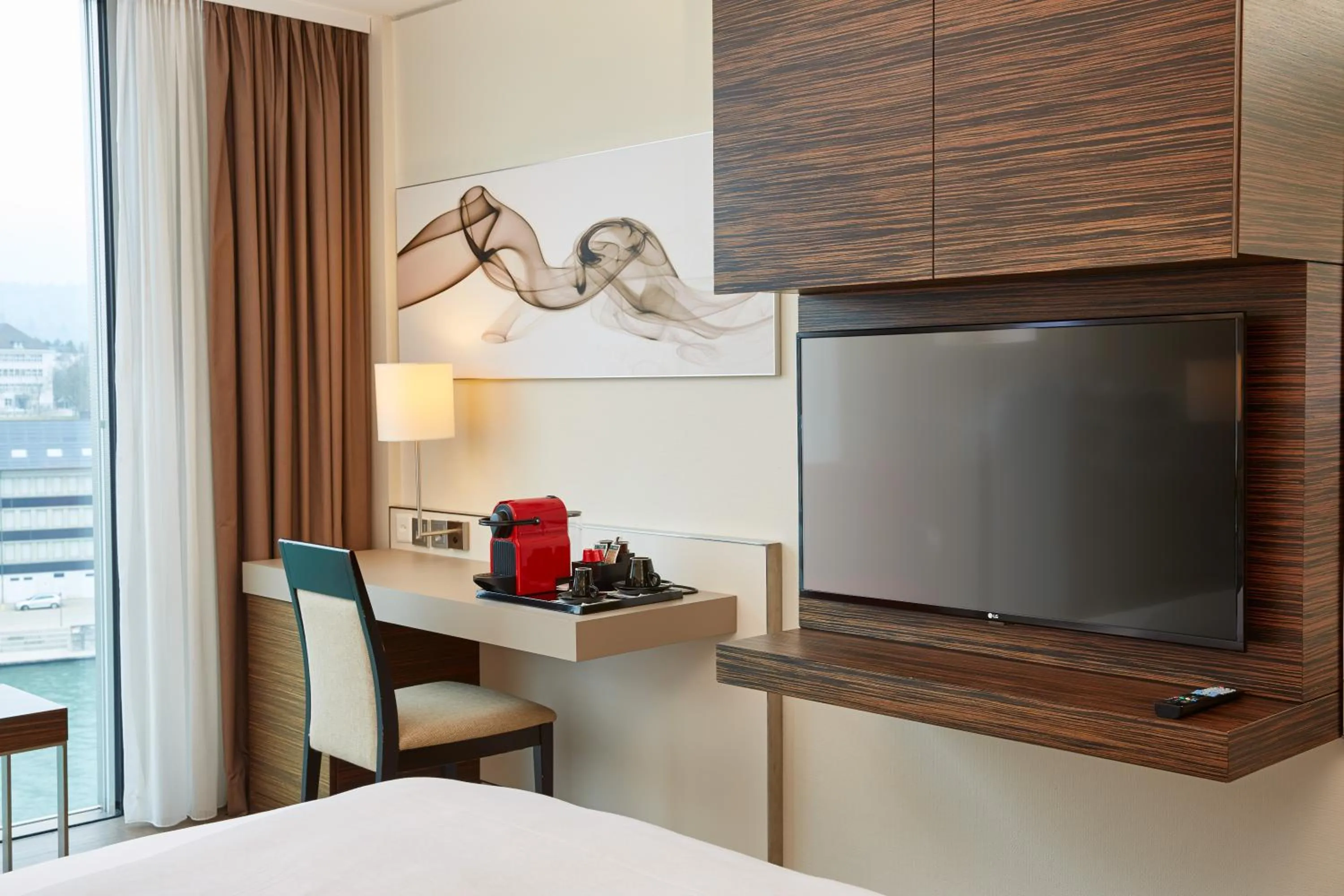 Coffee/tea facilities, Bed in H4 Hotel Solothurn