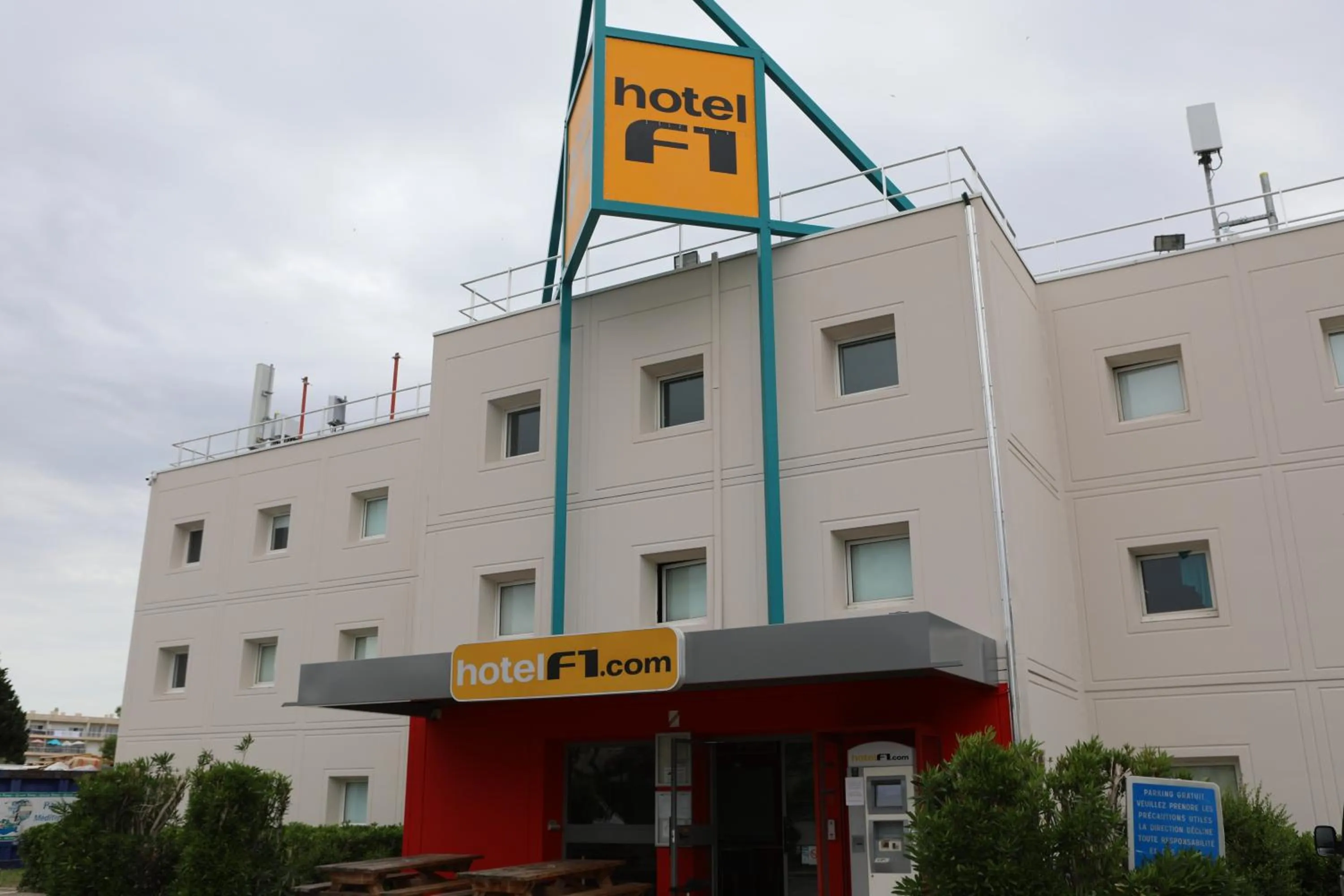 hotelF1 Orange Centre Echangeur A7 A9