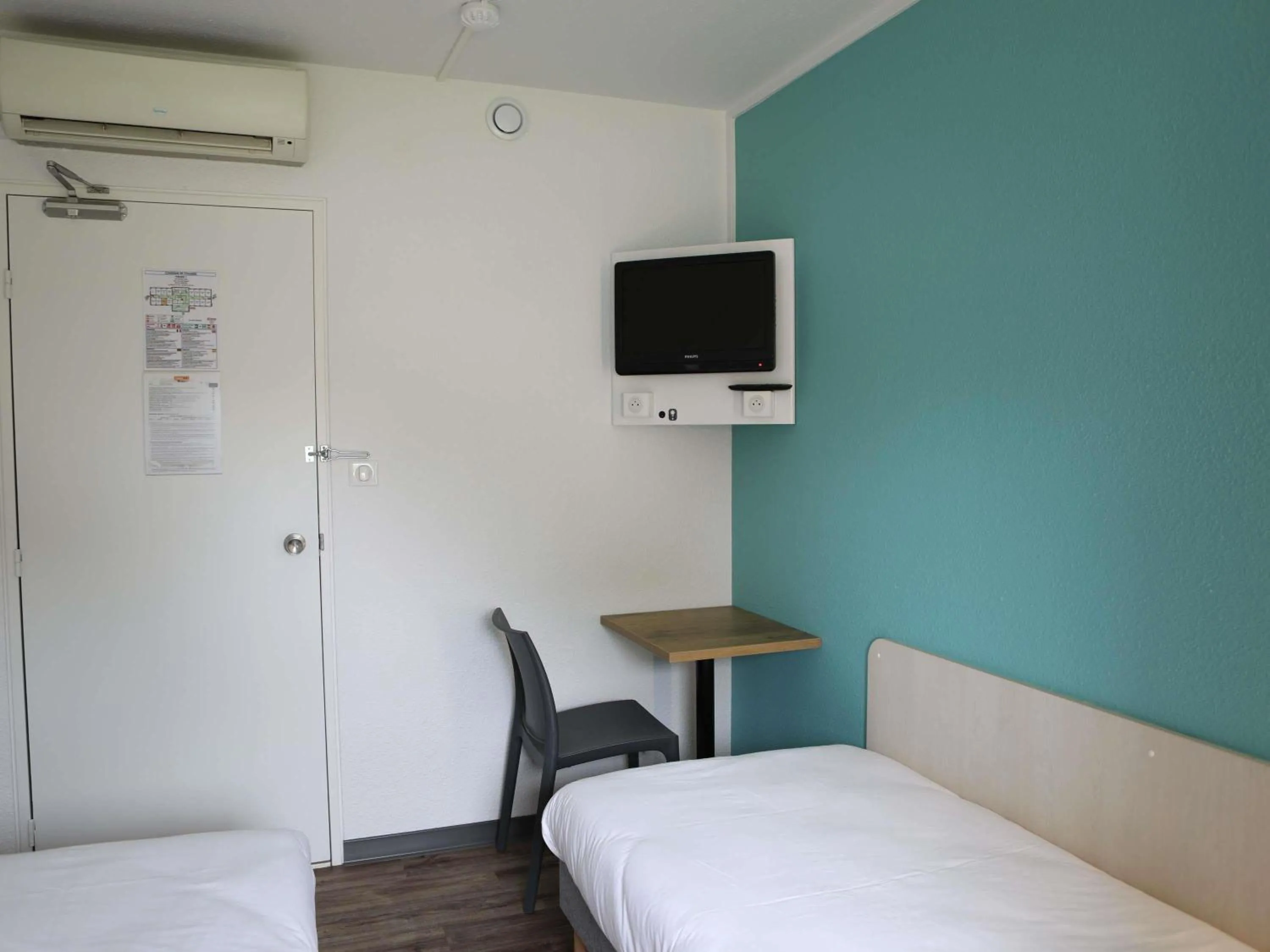 Bedroom, Bed in hotelF1 Orange Centre Echangeur A7 A9