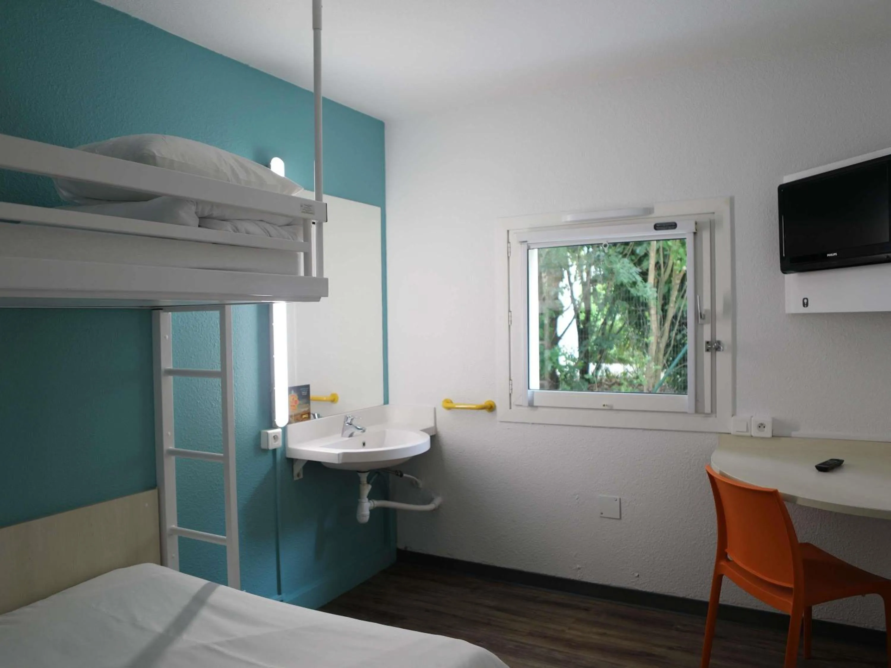 Bedroom, Bed in hotelF1 Orange Centre Echangeur A7 A9