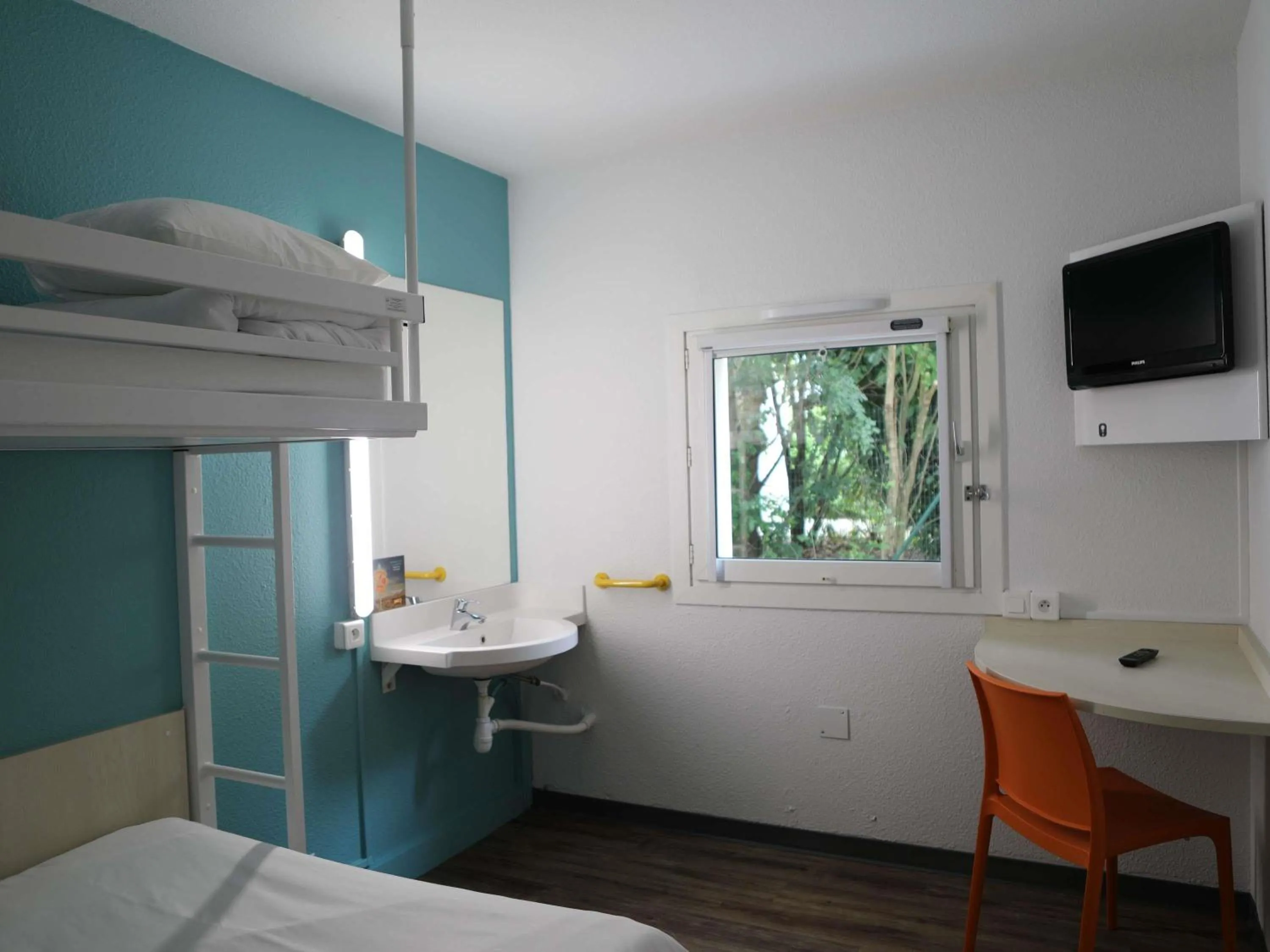 Bedroom, Bed in hotelF1 Orange Centre Echangeur A7 A9