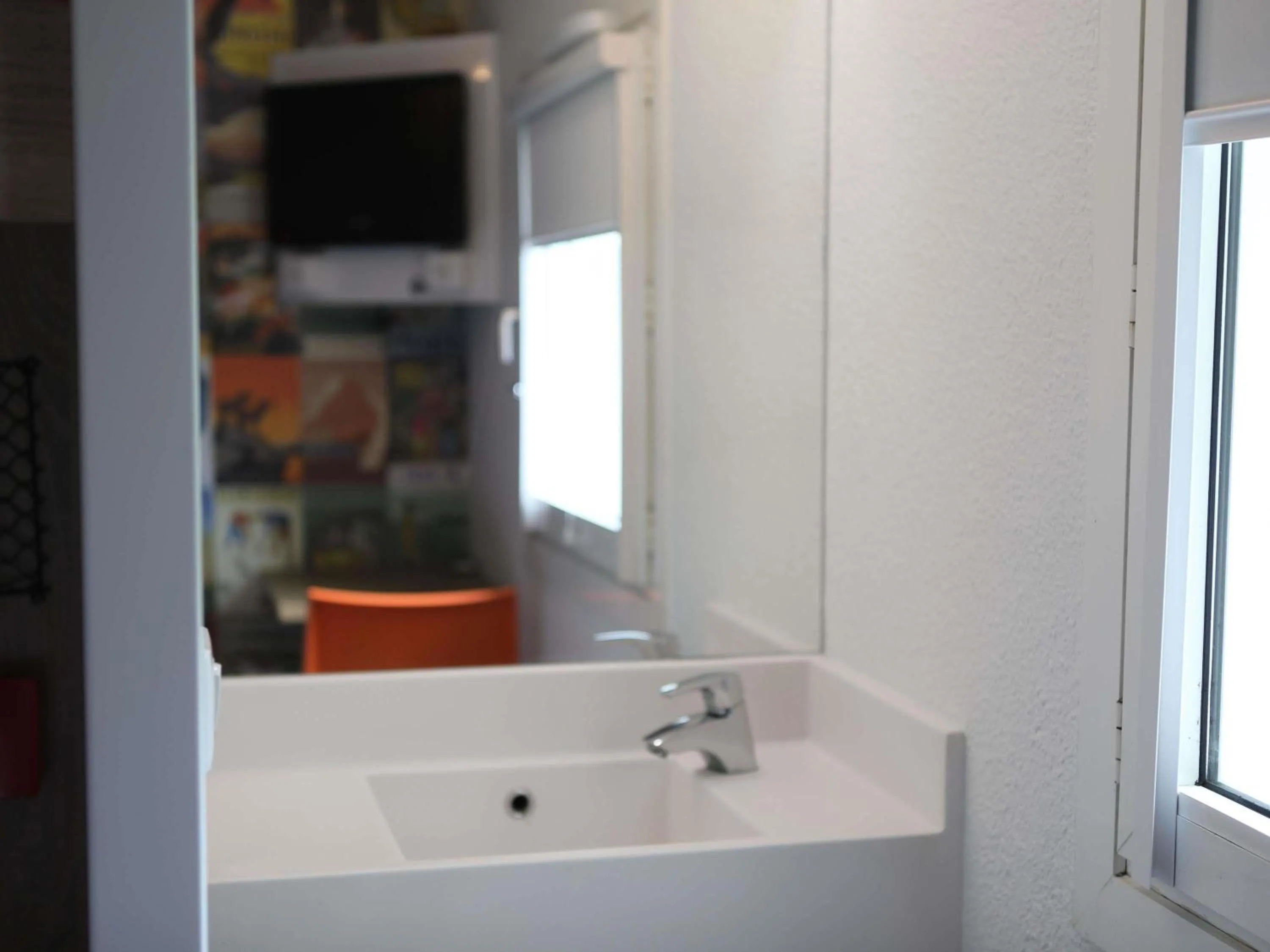 Bedroom in hotelF1 Orange Centre Echangeur A7 A9