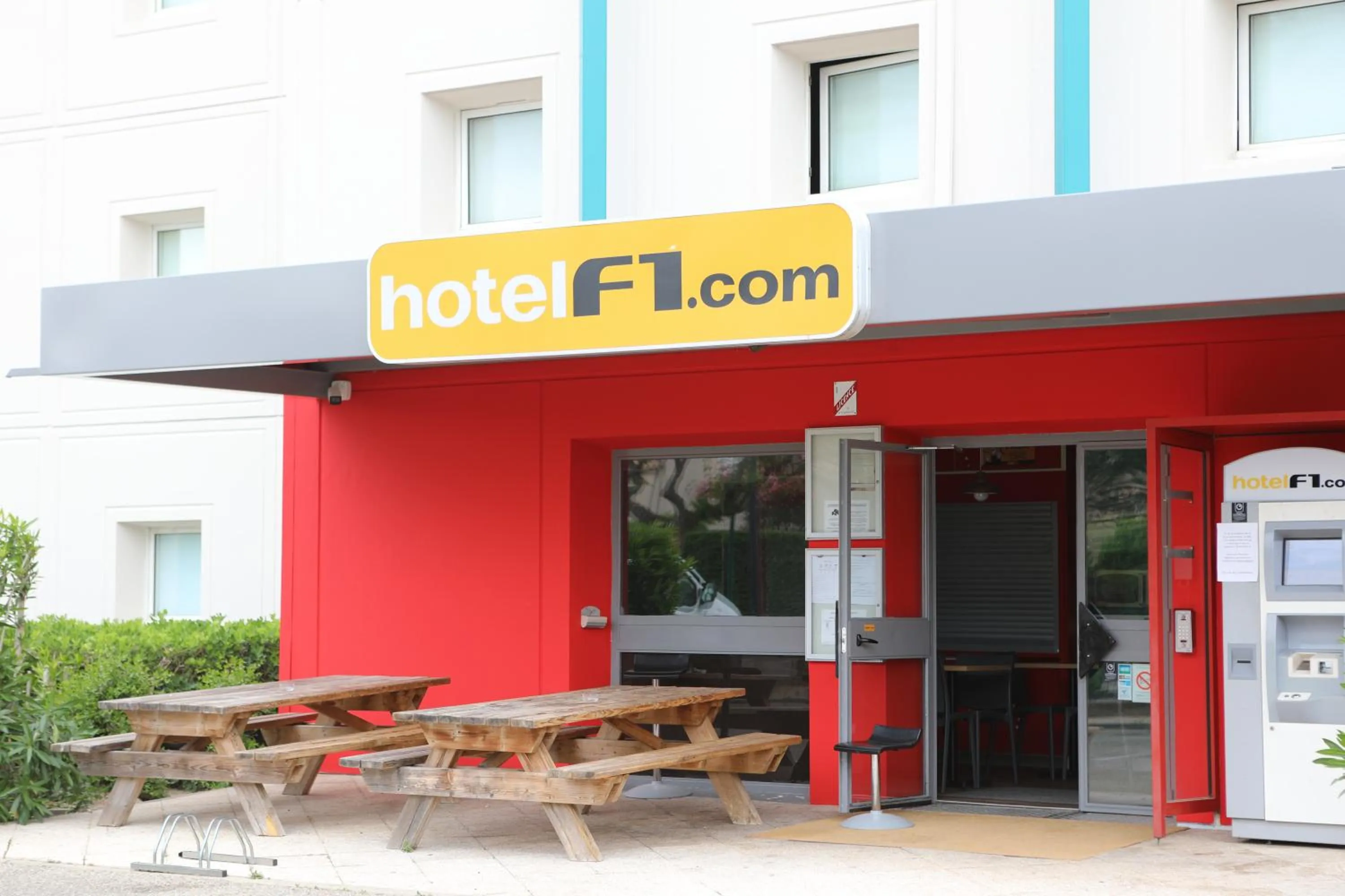 hotelF1 Orange Centre Echangeur A7 A9