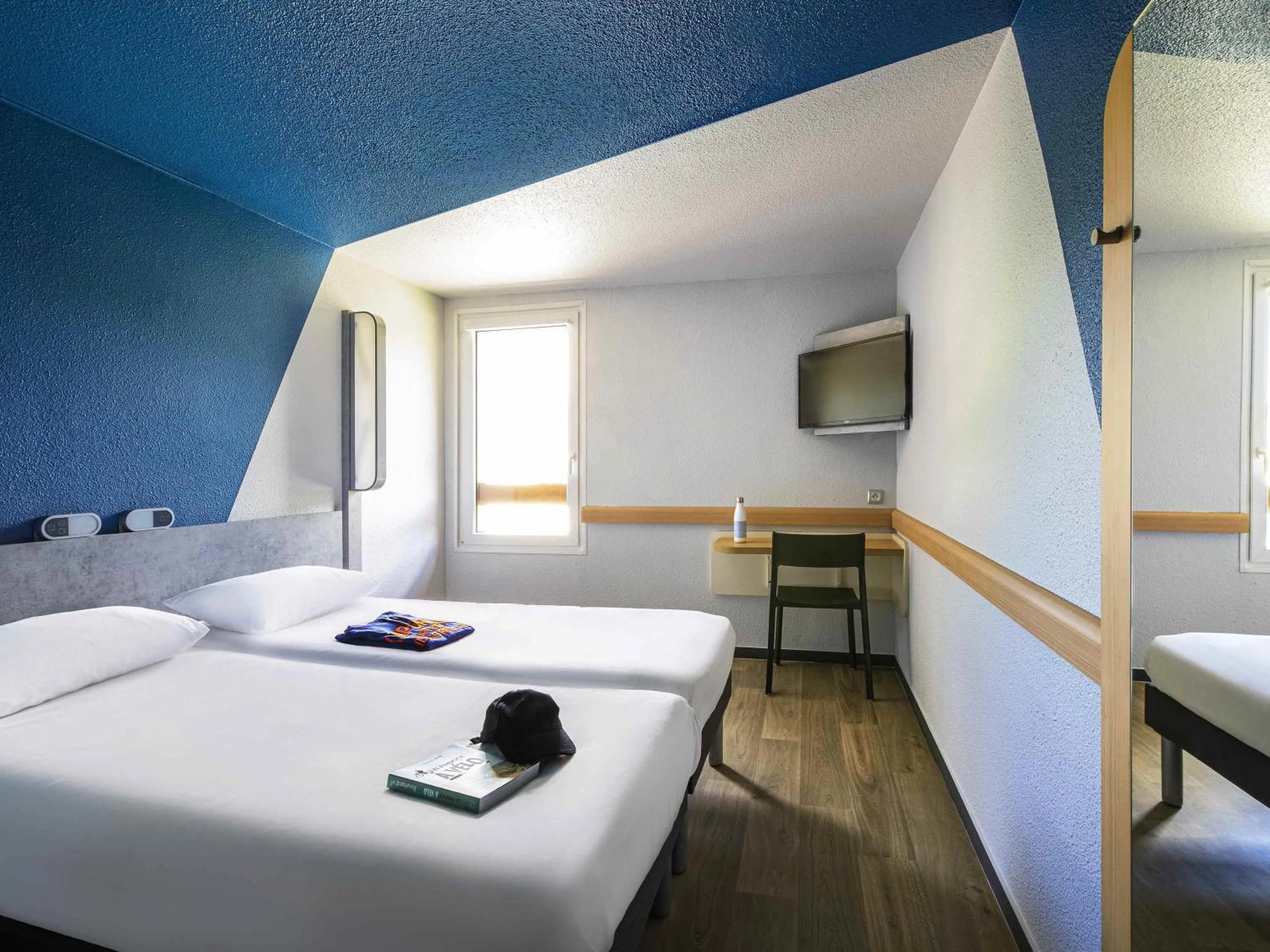 Bedroom, Bed in ibis budget Grenoble Voreppe