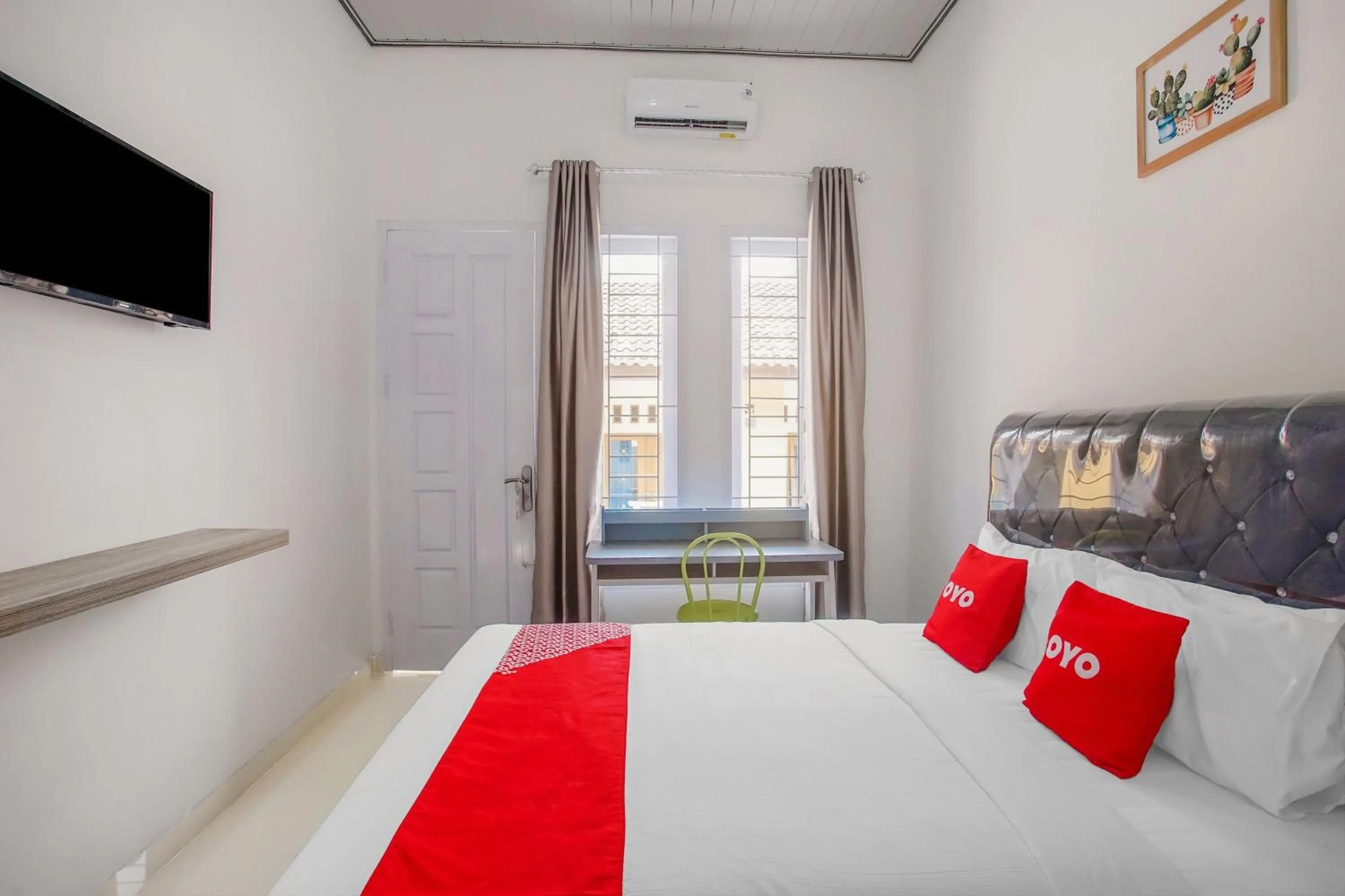 Photo of the whole room, Bed in Hotel O Wisma Bambu Syariah