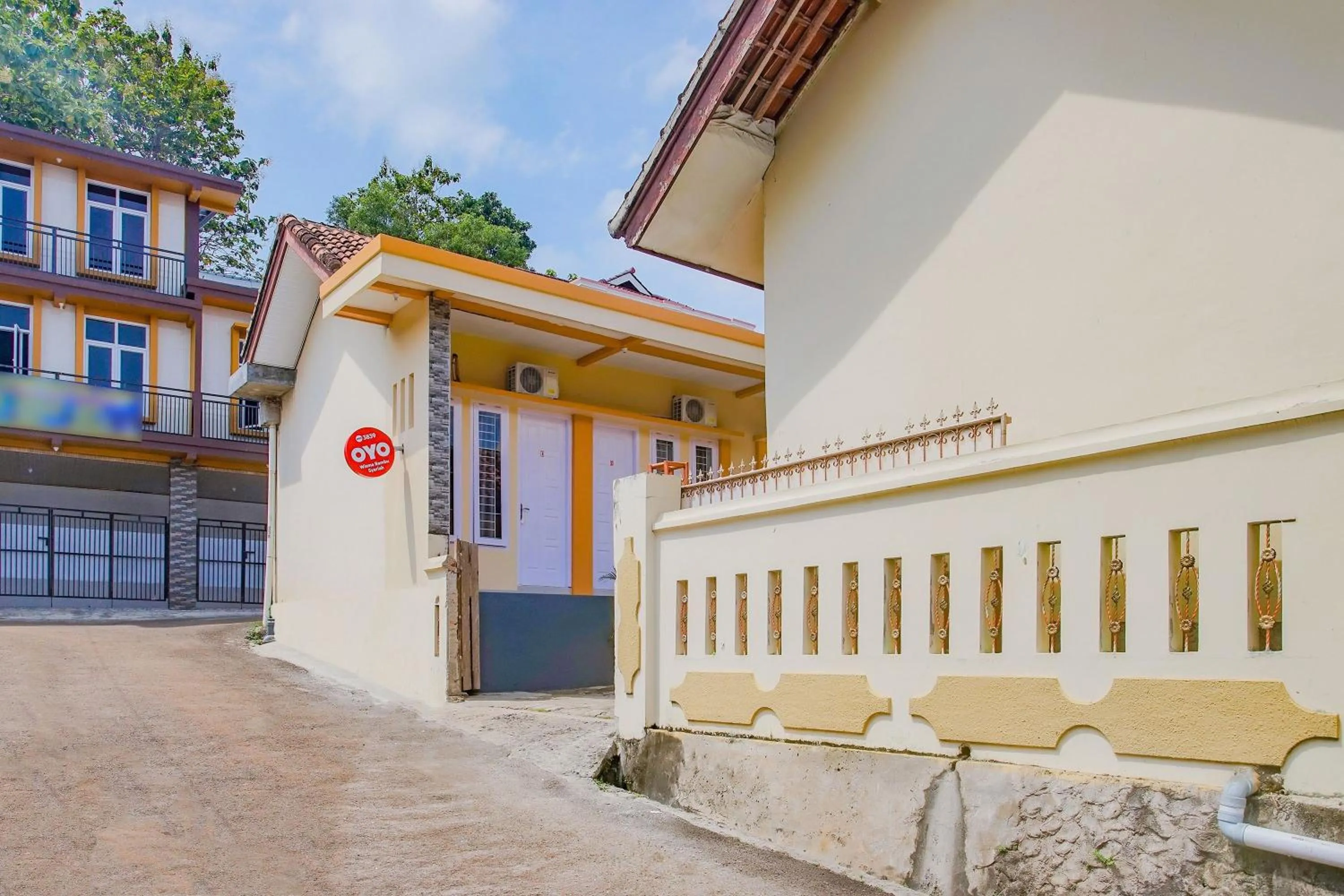 Facade/entrance in Hotel O Wisma Bambu Syariah