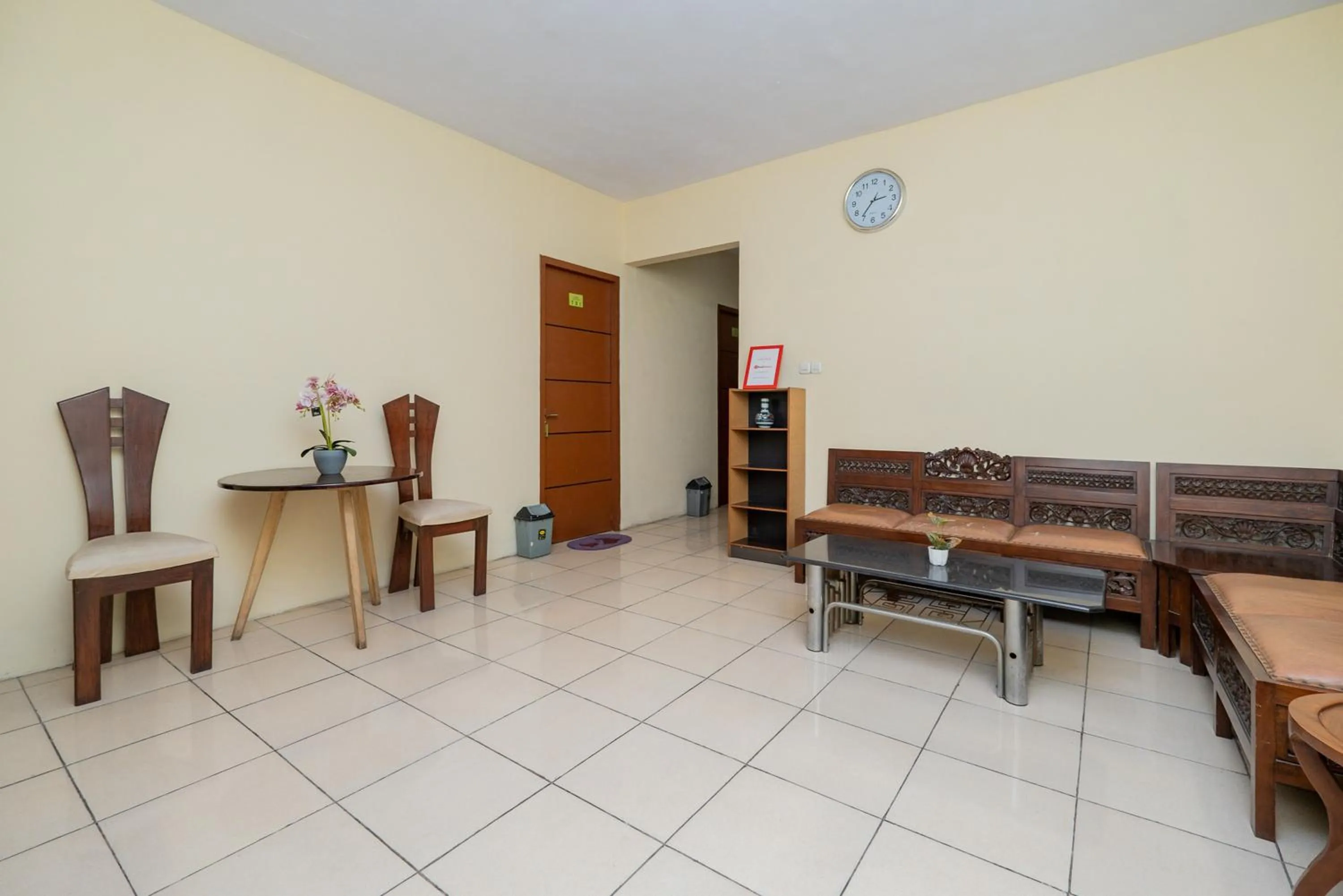 Living room in RedDoorz Syariah At Danau Maninjau Sawojajar