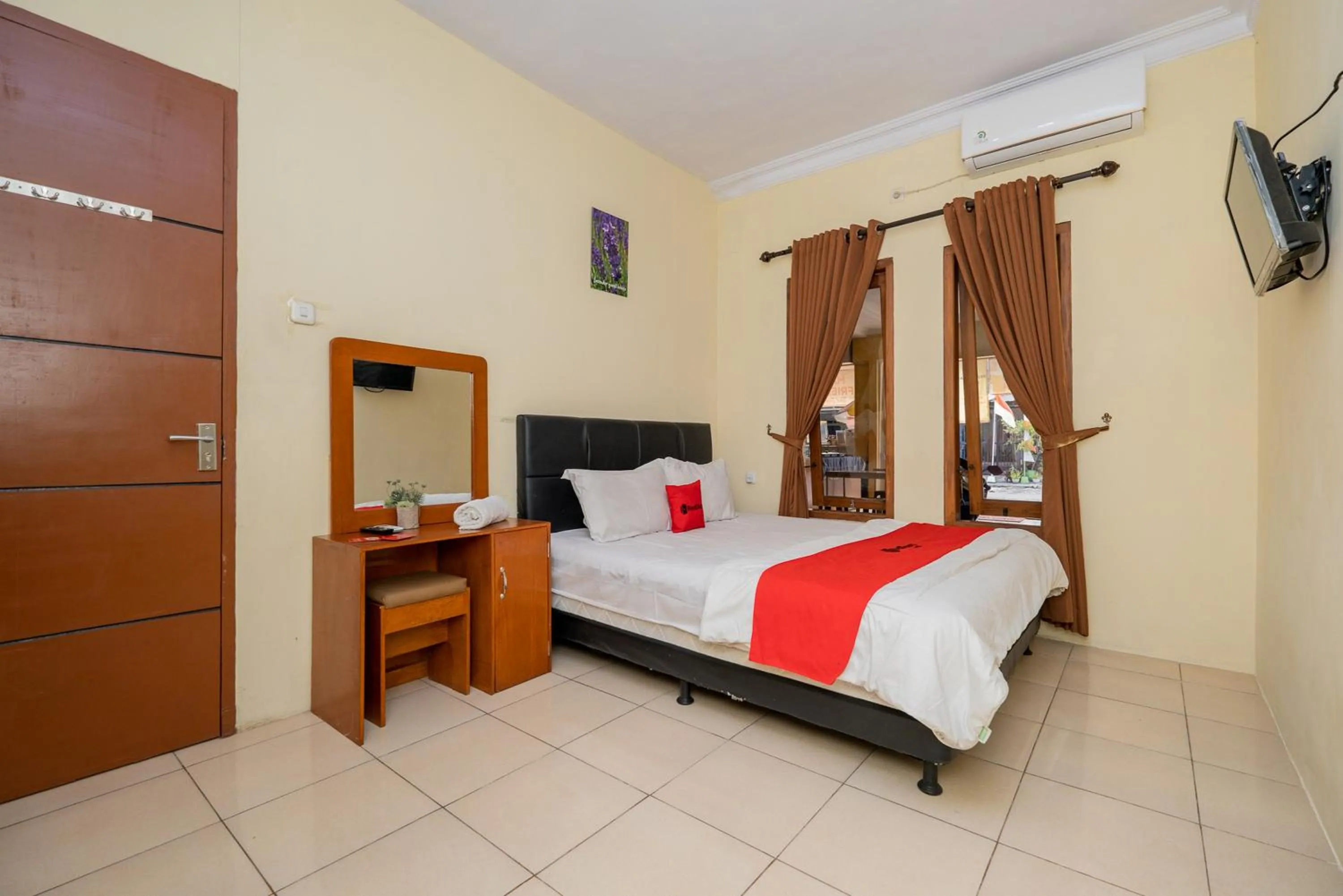 Bed in RedDoorz Syariah At Danau Maninjau Sawojajar