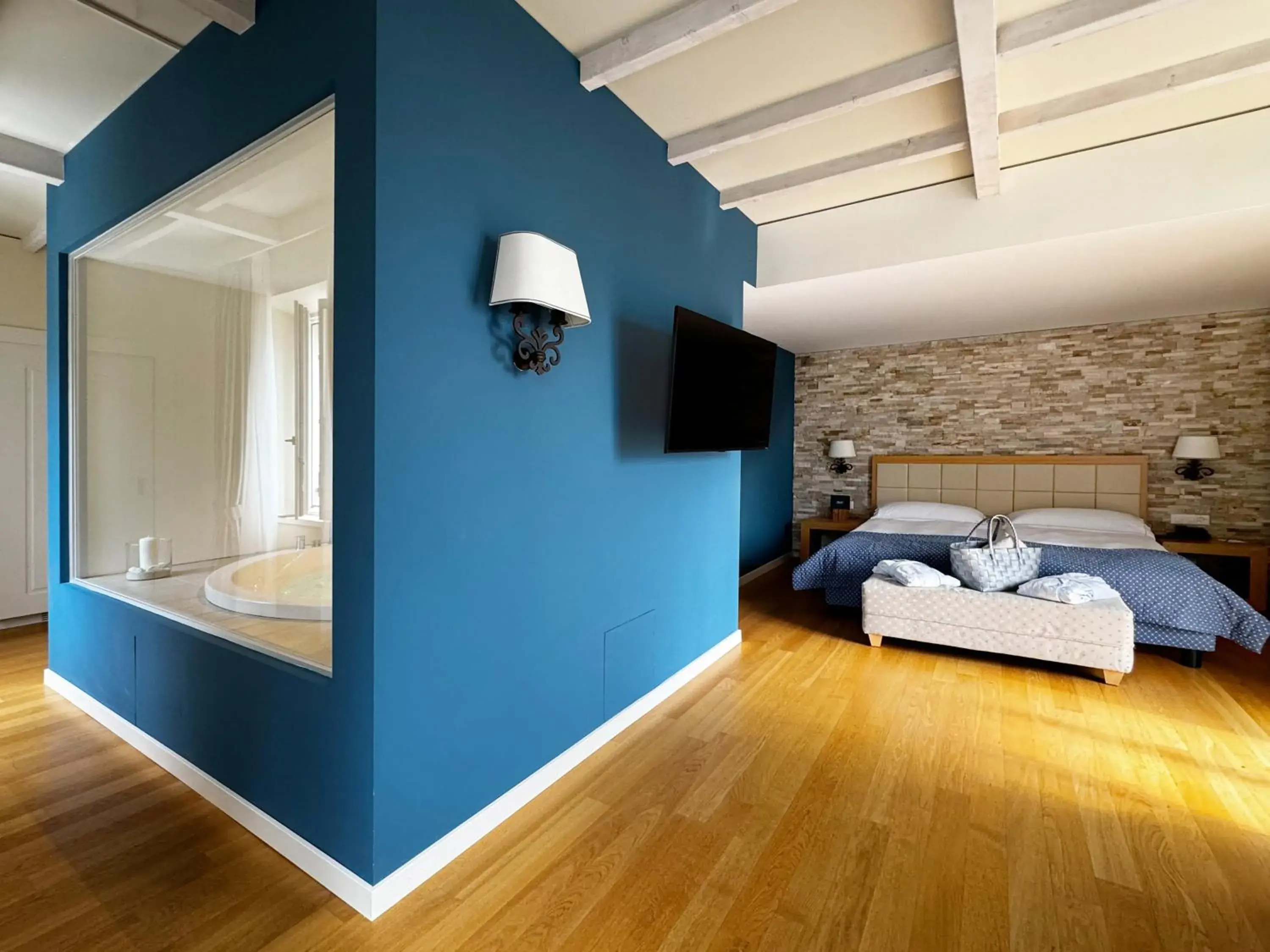 Suite with Hot Tub - single occupancy in Kurhaus Cademario Hotel & SPA - Adults Only Suite with Hot Tub - single occupancy in Kurhaus Cademario Hotel & SPA - Adults Only