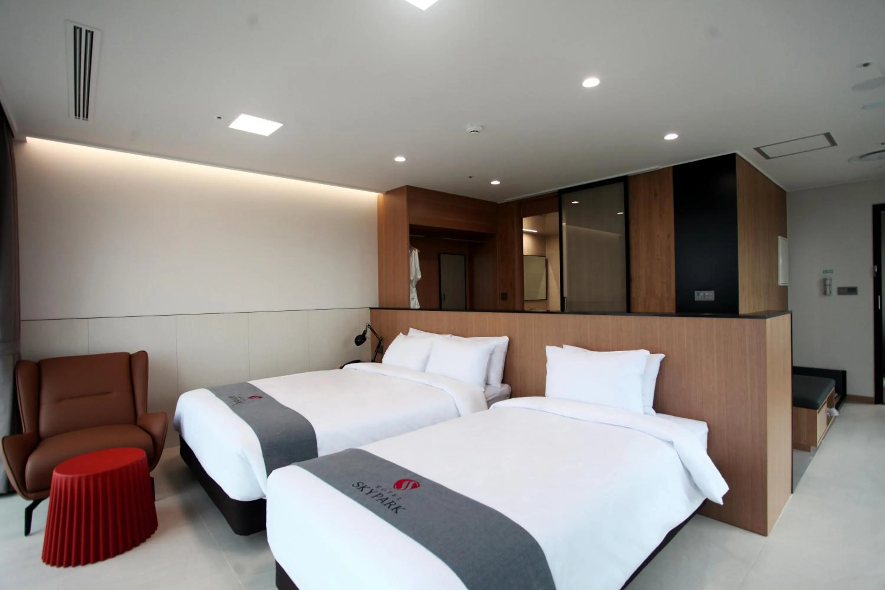 Bedroom, Bed in Hotel Skypark DaejeonⅠ
