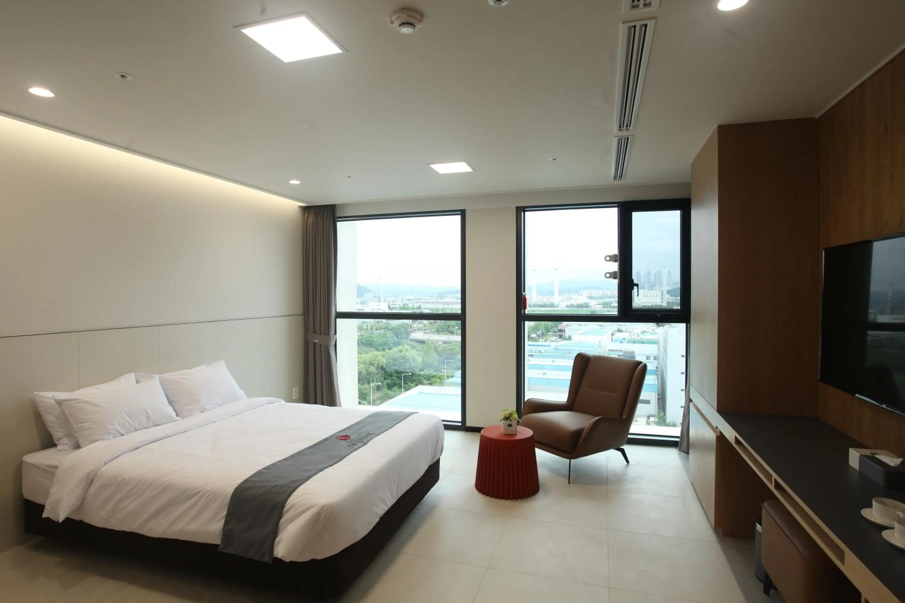 Bedroom, Bed in Hotel Skypark DaejeonⅠ