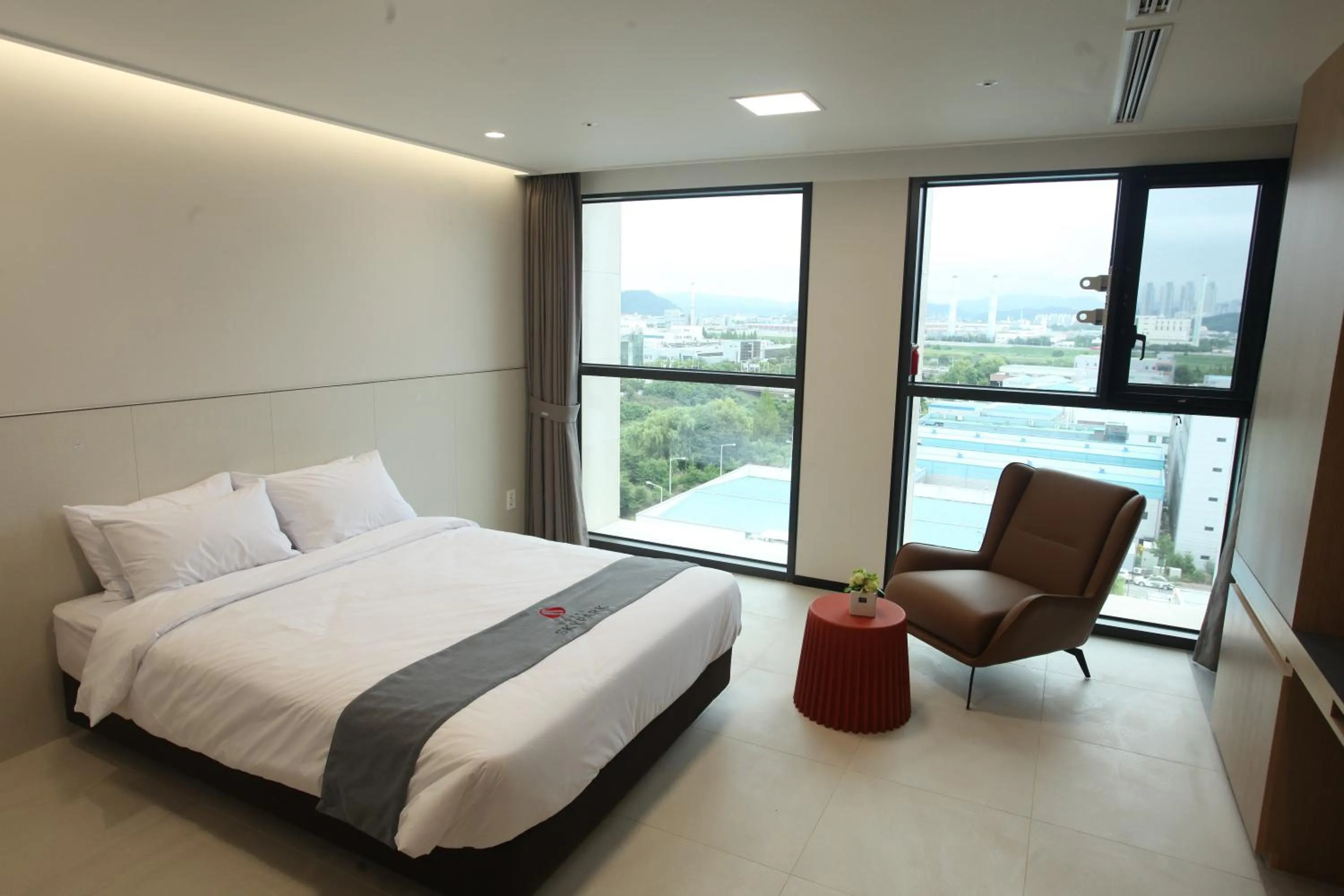 Bedroom, Bed in Hotel Skypark DaejeonⅠ