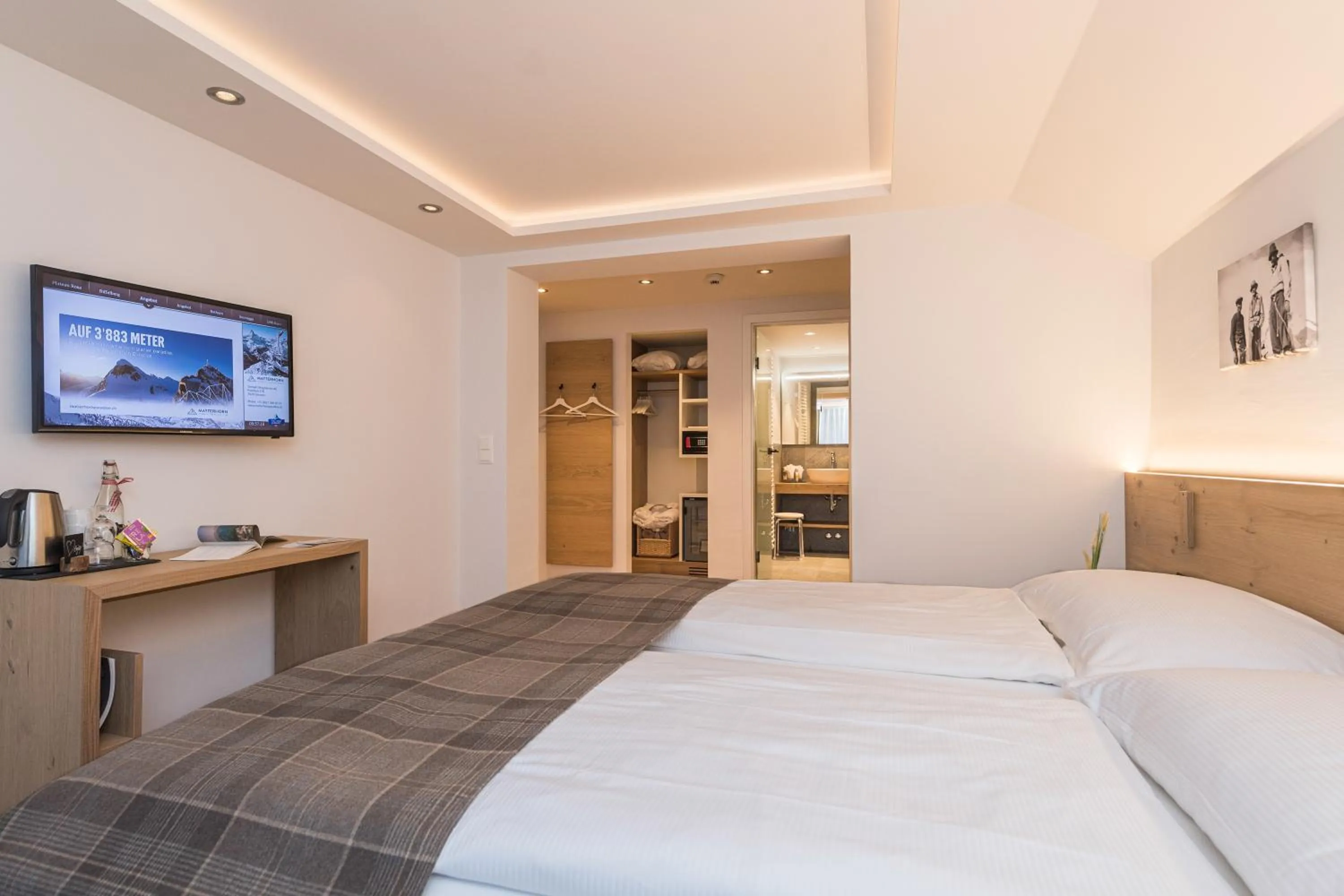 Photo of the whole room, Bed in Hotel Bella Vista Zermatt