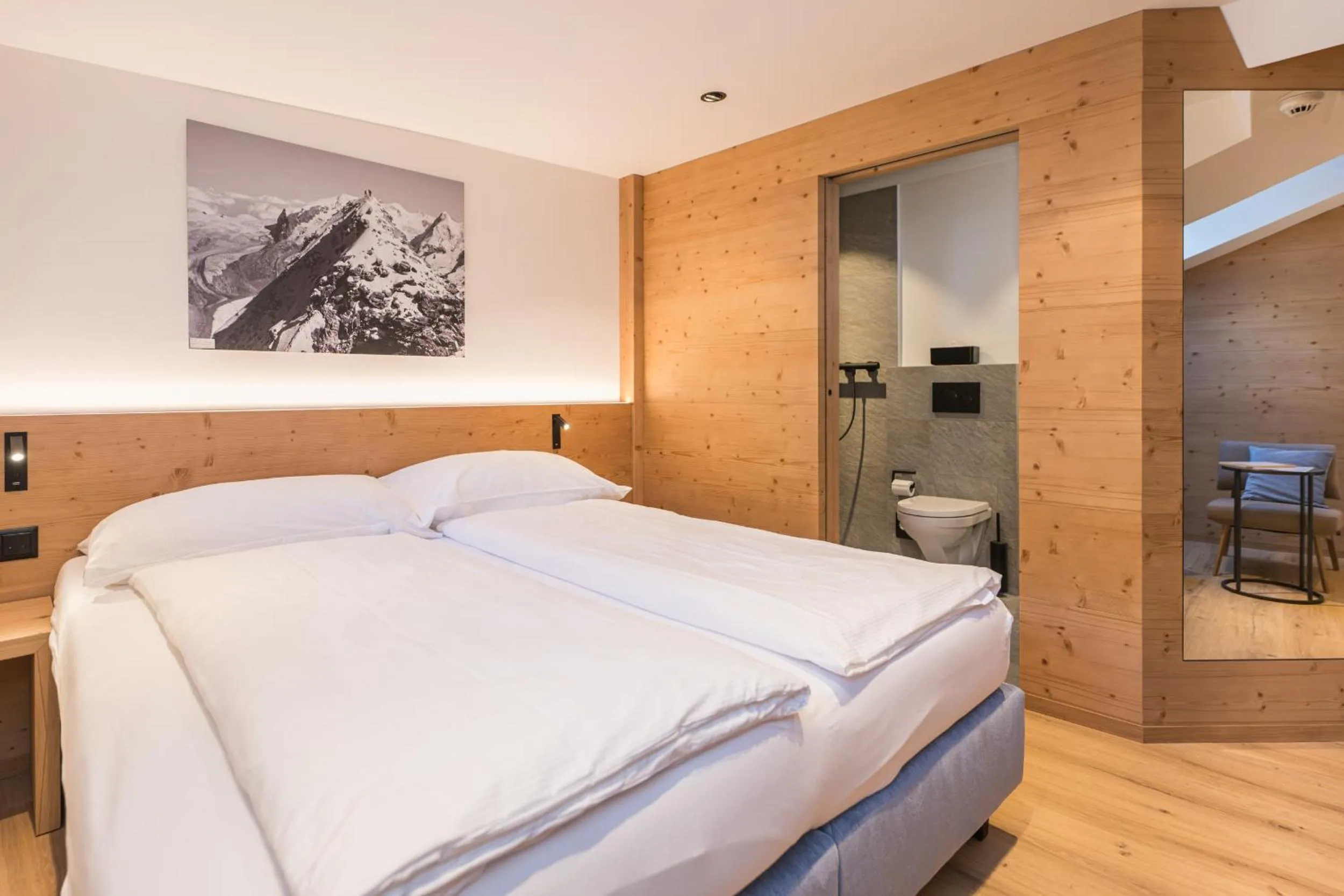 Bedroom, Bed in Hotel Bella Vista Zermatt