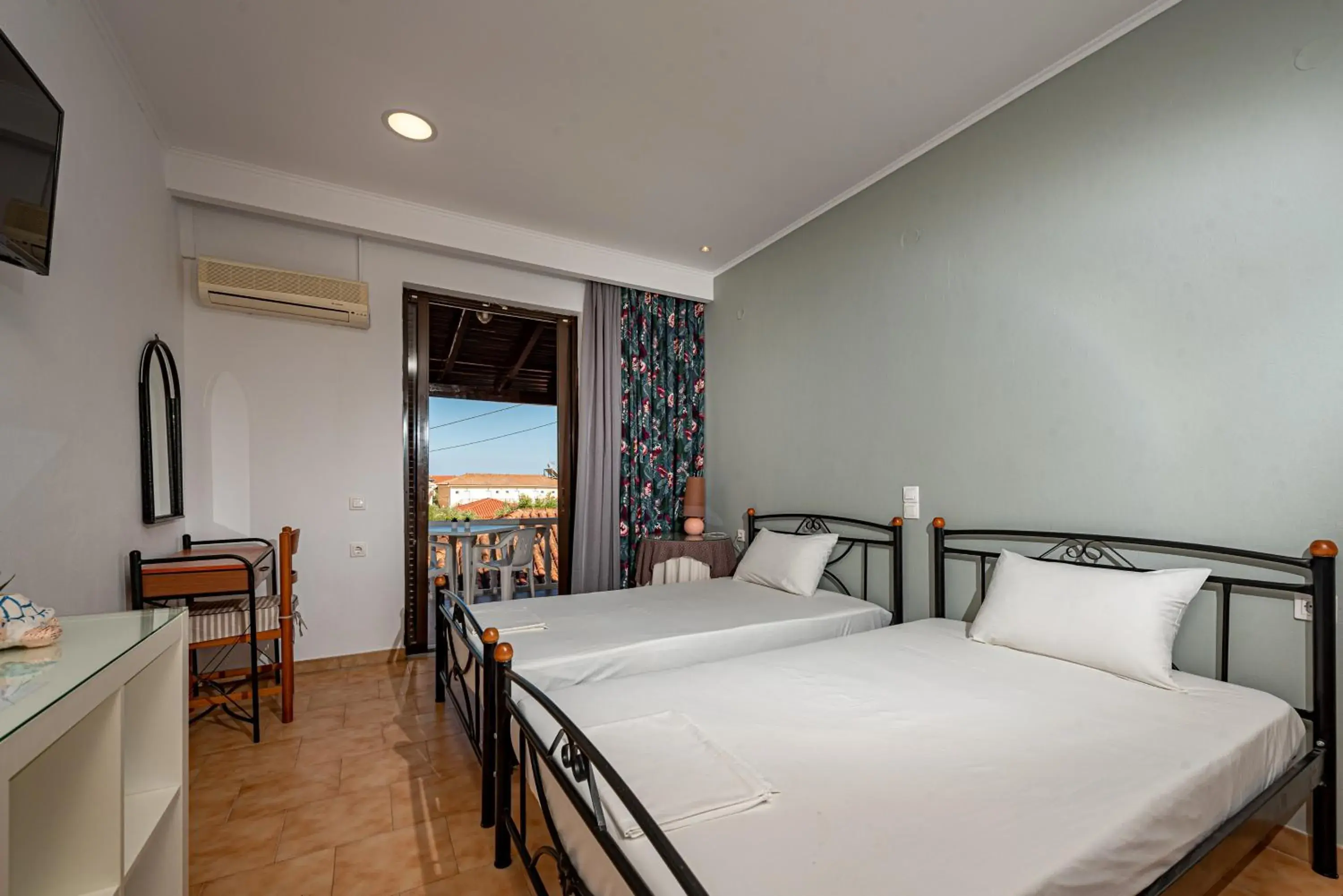 Twin Room with Balcony in Metsovo Studios Twin Room with Balcony in Metsovo Studios