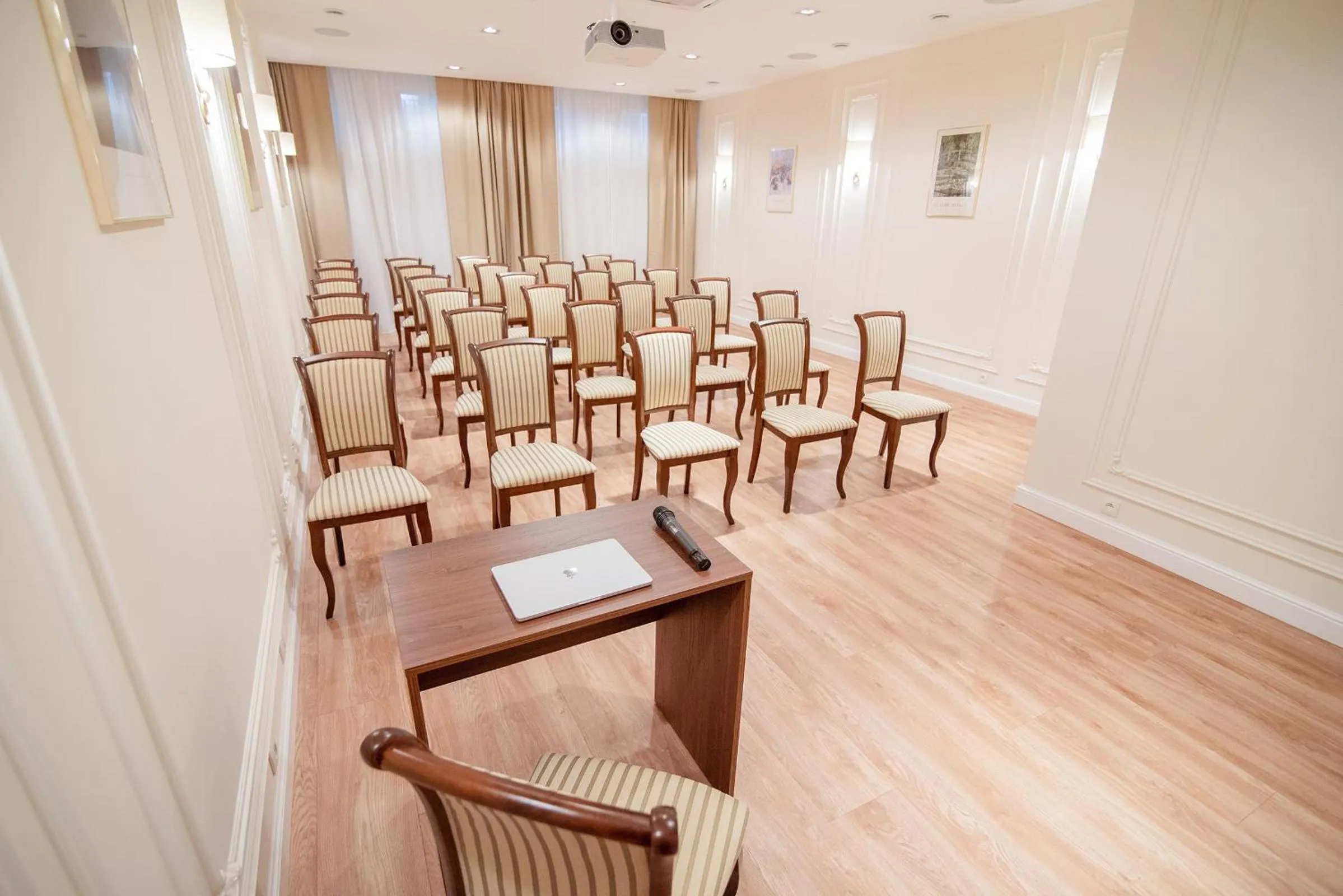 Meeting/conference room in W Sercu Krakowa Aparthotel