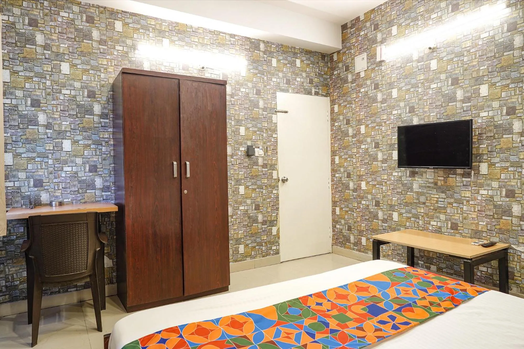 Bed in FabHotel Kings Suites Banaswadi