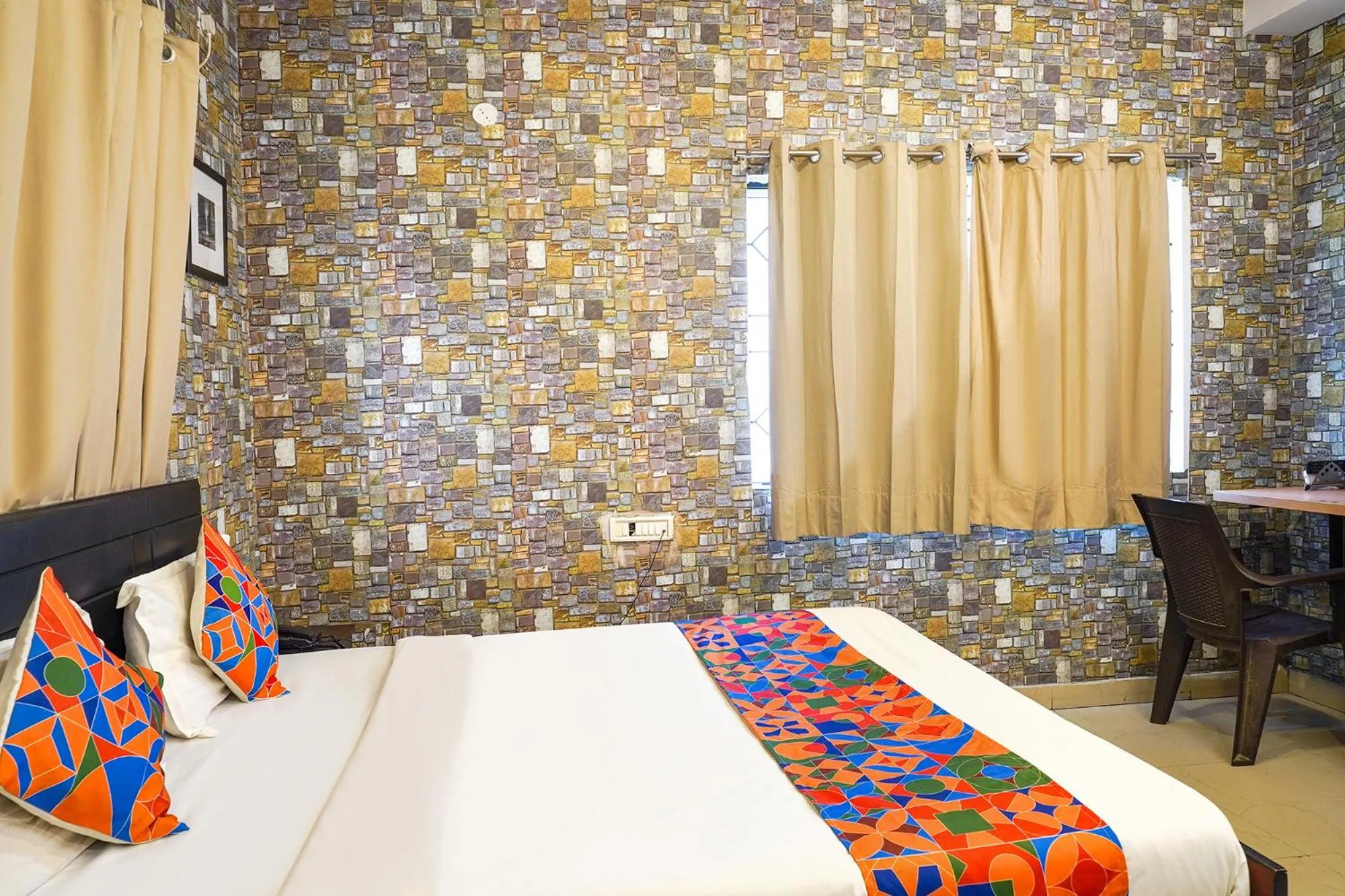 Bed in FabHotel Kings Suites Banaswadi