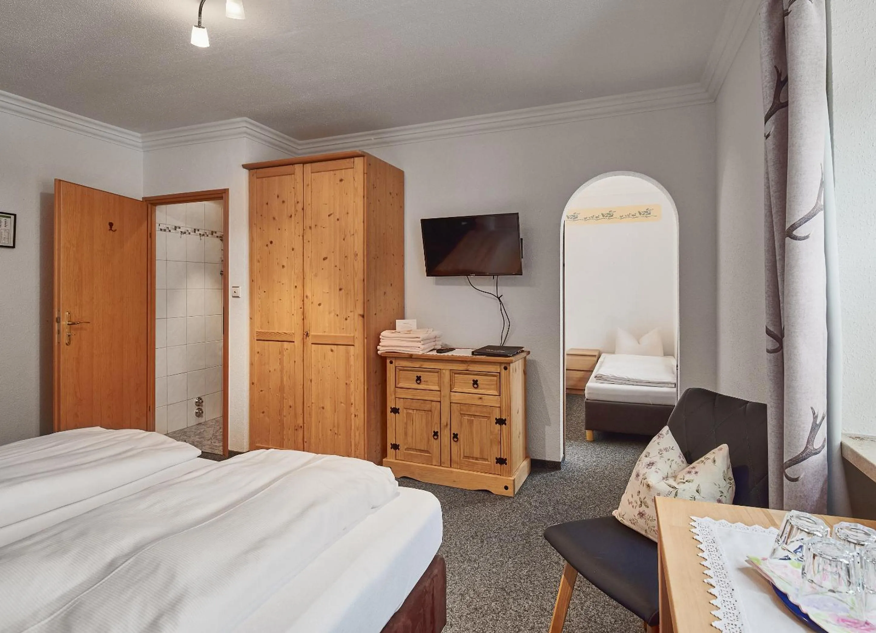 Photo of the whole room, Bed in Aktivhotel & Gasthof Schmelz Ihr familienfreundliches Urlaubs Hotel mit Wellness Almsauna ab Februar Chiemgau Karte