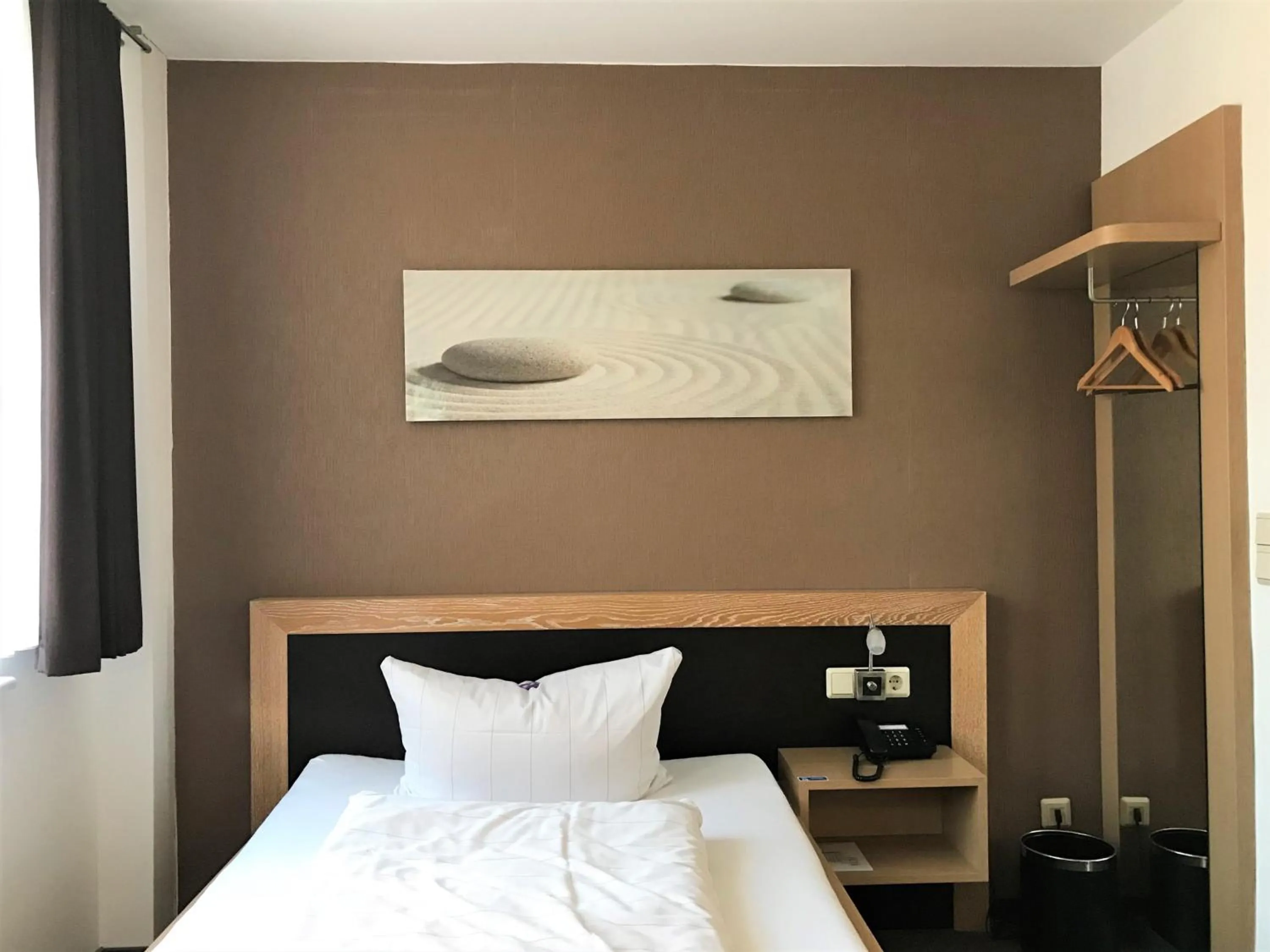 Photo of the whole room, Bed in Hotel Mühlhäuser Hof