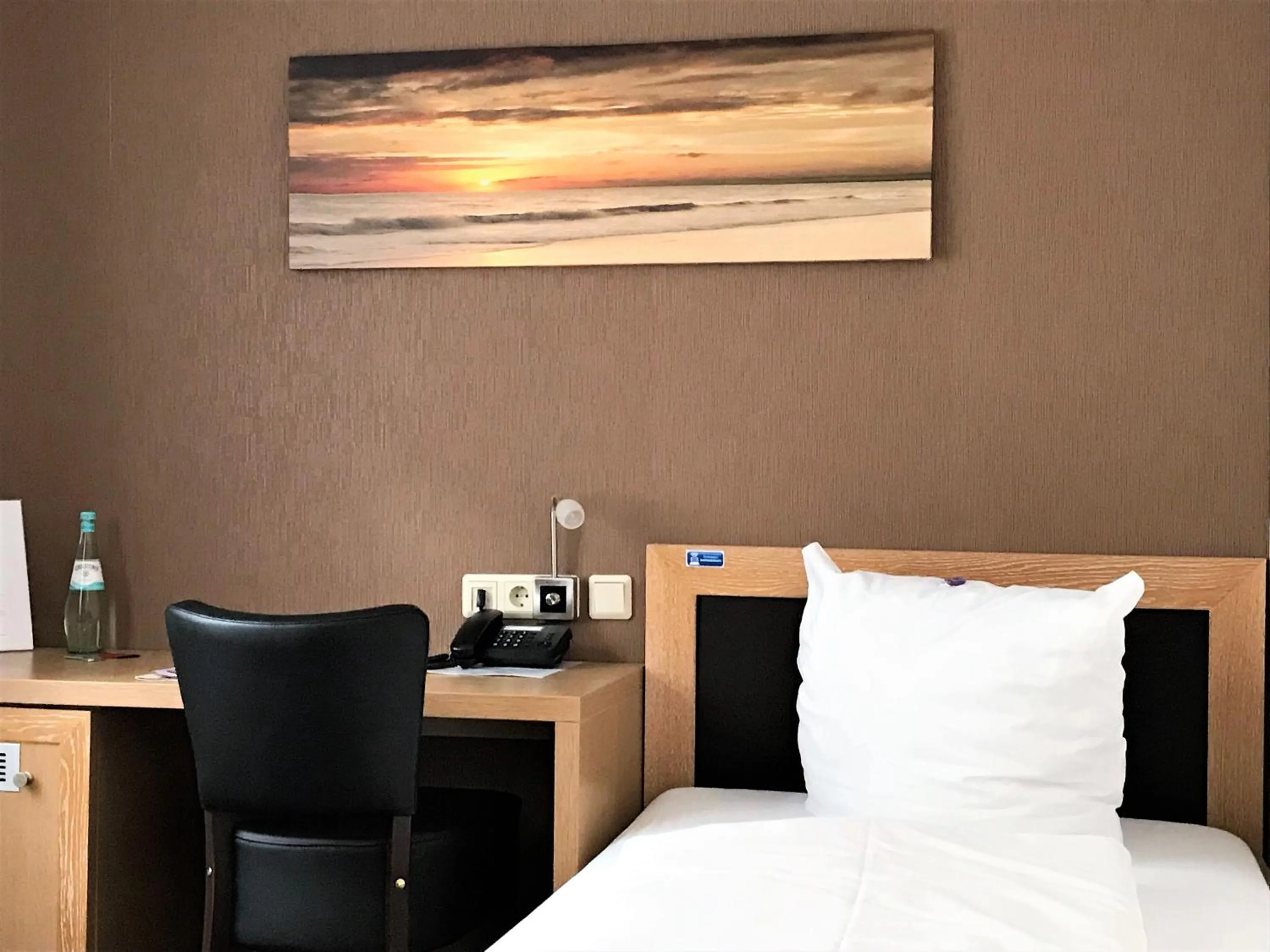 Photo of the whole room, Bed in Hotel Mühlhäuser Hof