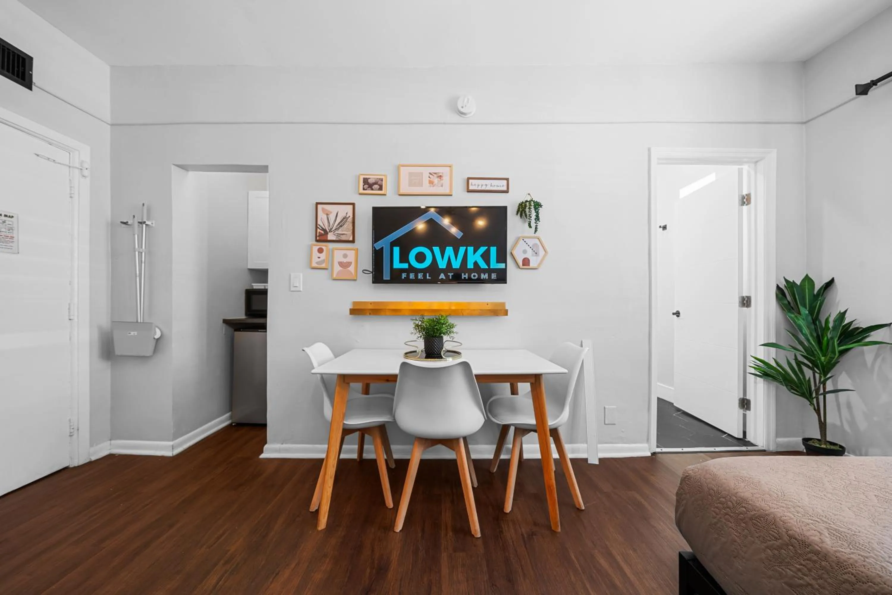 TV and multimedia in Nine20 Collins Apartments by Lowkl