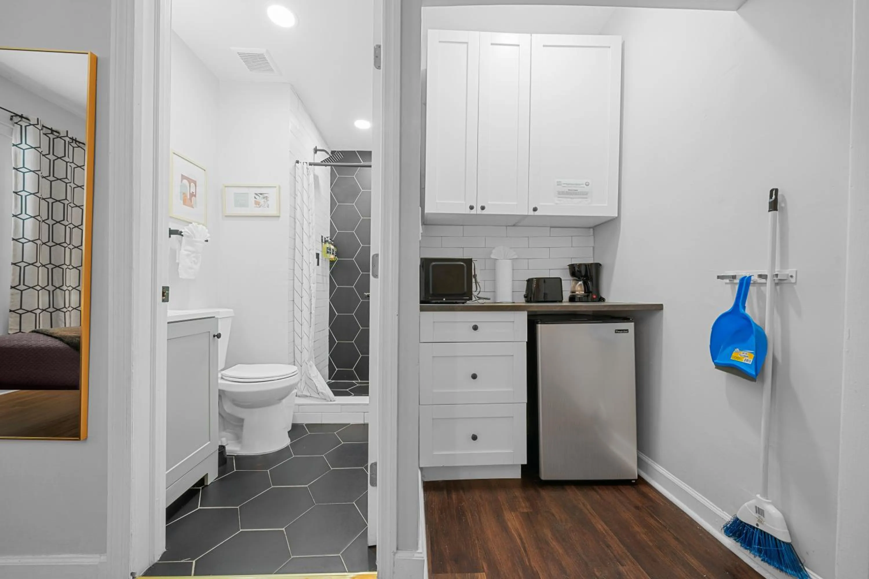 Kitchen or kitchenette in Nine20 Collins Apartments by Lowkl