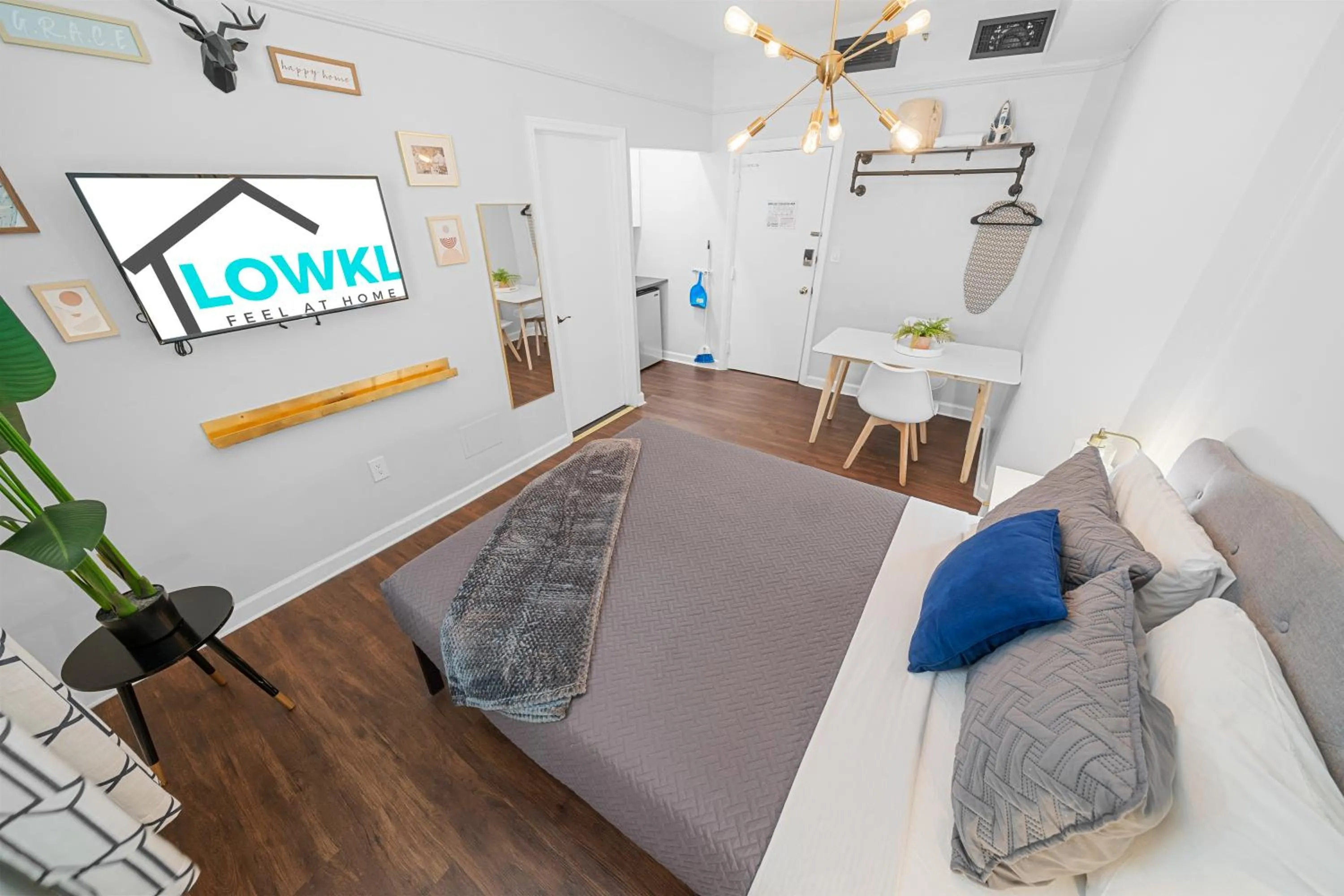 TV and multimedia in Nine20 Collins Apartments by Lowkl