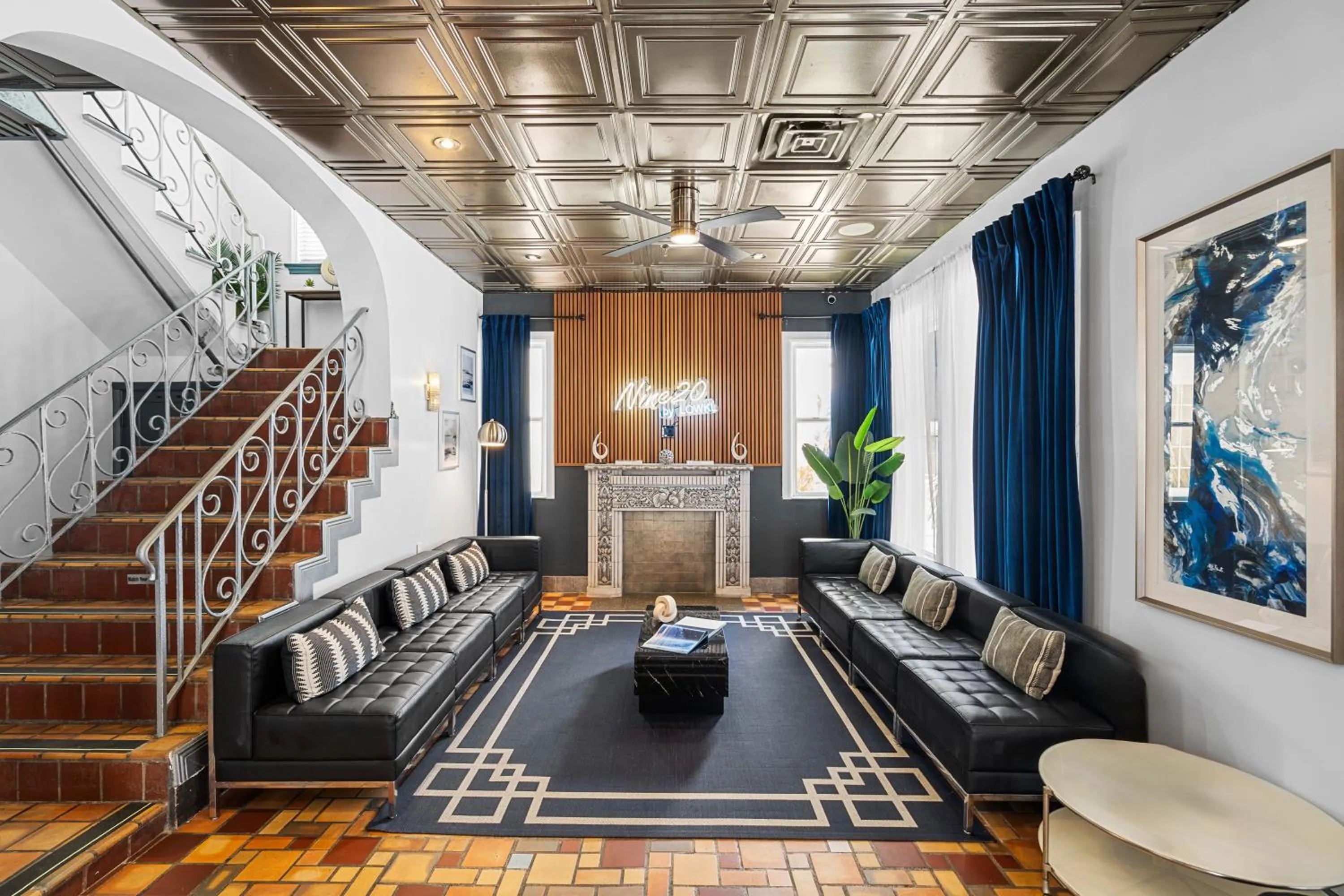 Seating area in Nine20 Collins Apartments by Lowkl