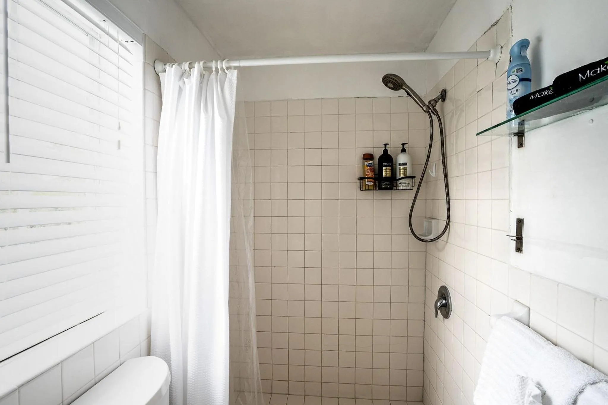 Shower in Little Paris by the ocean self check in