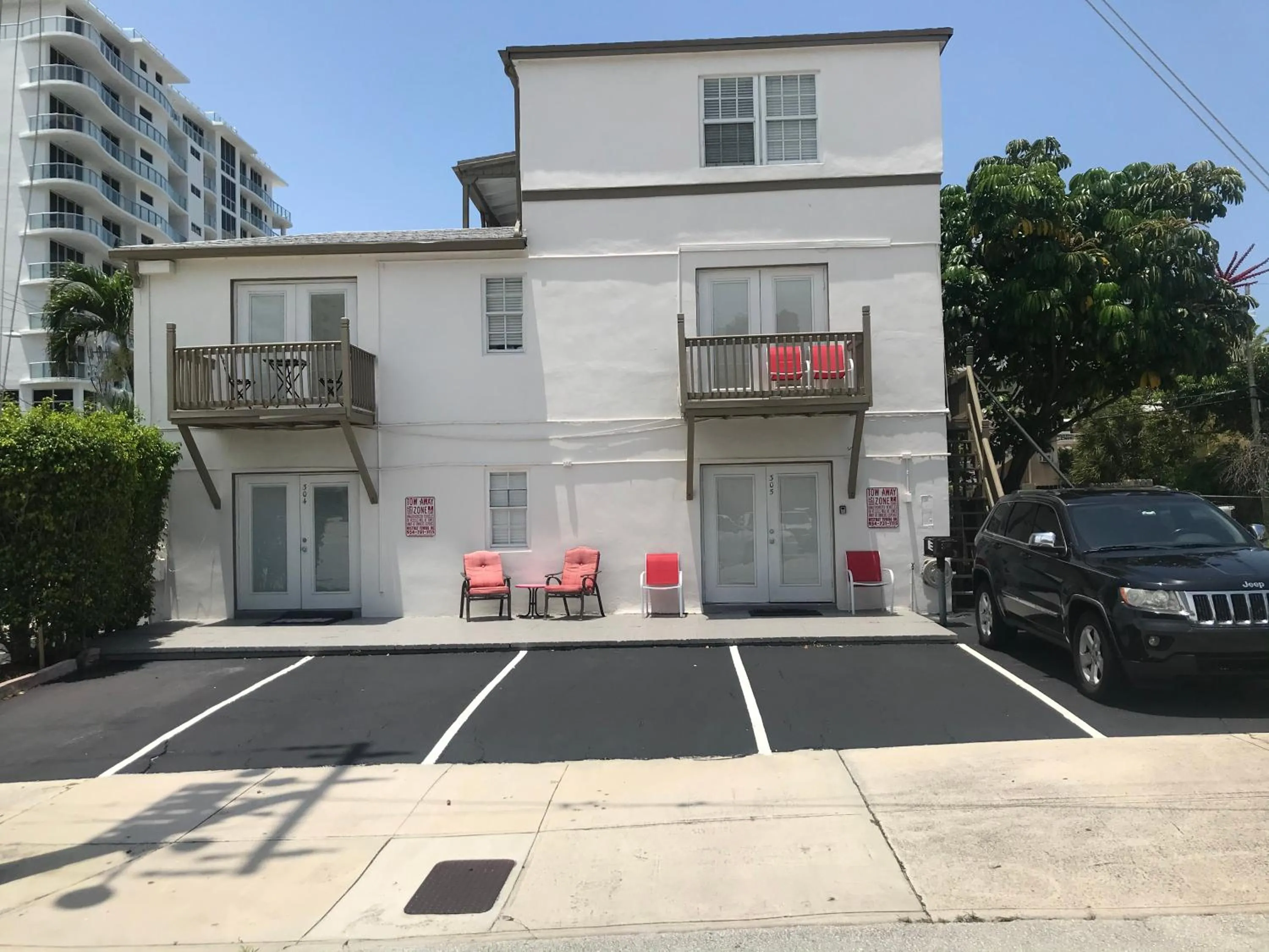 Facade/entrance in Little Paris by the ocean self check in