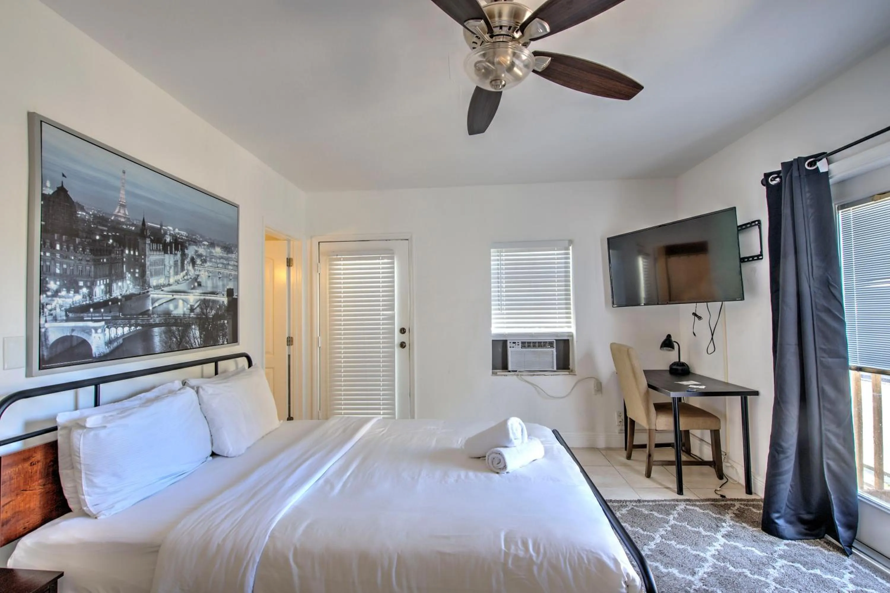 Bedroom, Bed in Little Paris by the ocean self check in